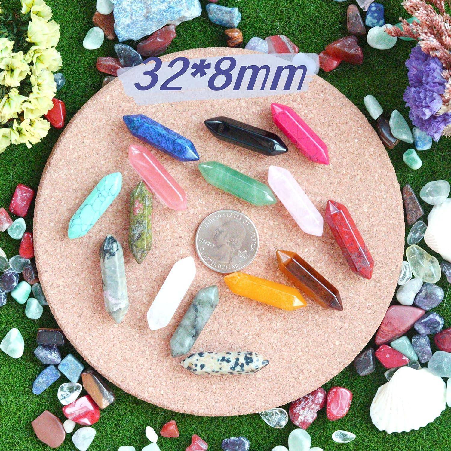 Anzeige von sortierten 32x8mm farbigen spitzen Edelsteinen, die um eine Münze auf einer runden Platte angeordnet sind, mit lose verstreuten Kristallen auf grünem Hintergrund.