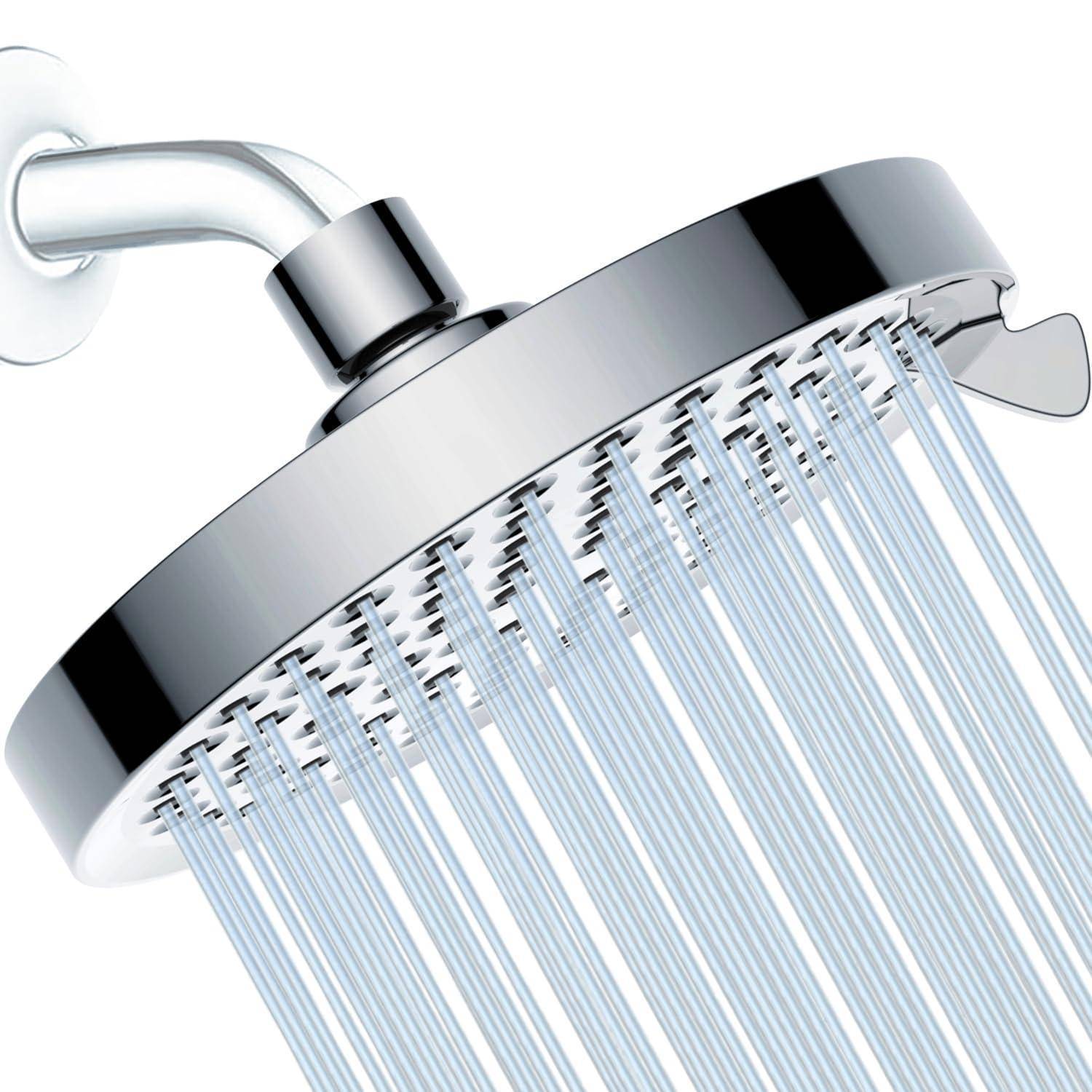 Nahaufnahme eines verchromten Duschkopfes, der Wasser aus einem an der Wand montierten Rohr sprüht.