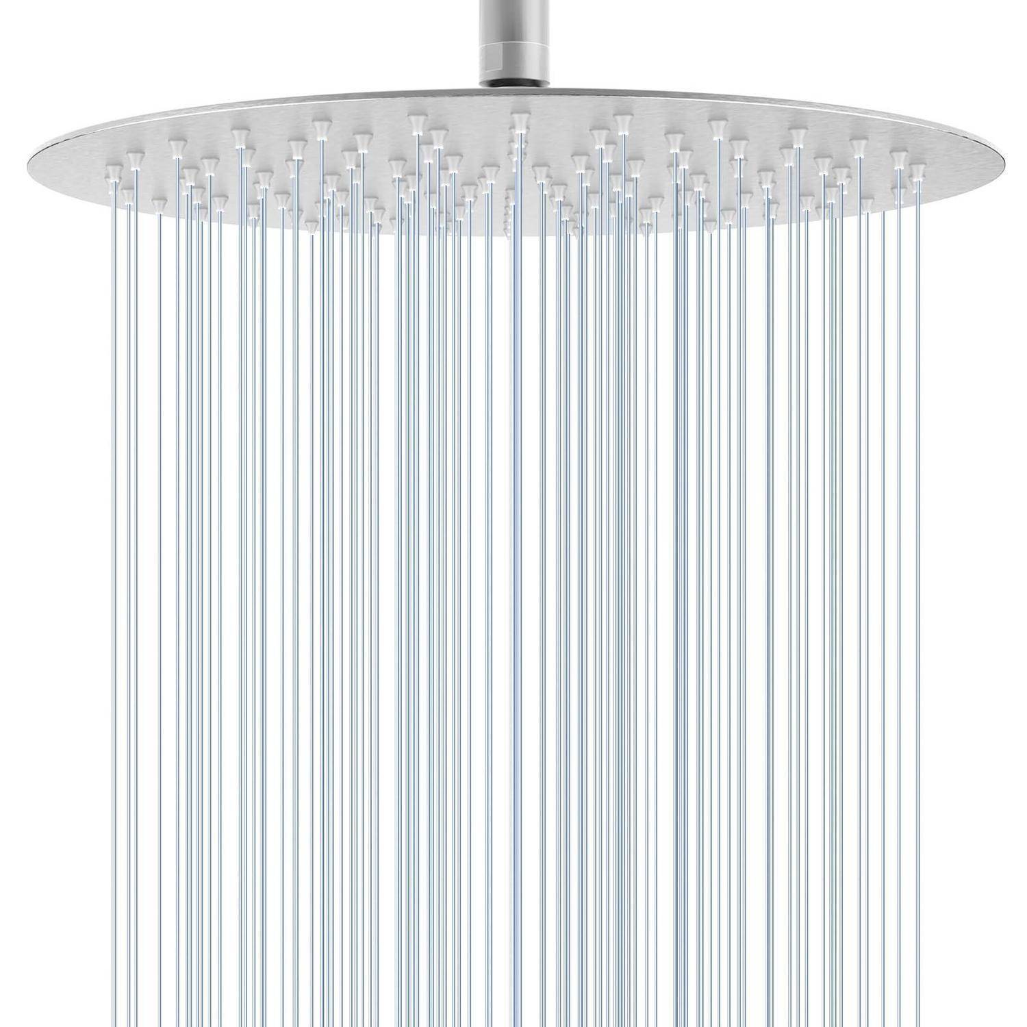 Moderner runder Regenduschkopf mit vielen dünnen Wasserstrahlen, die von einer an der Decke montierten Chromarmatur nach unten sprühen.