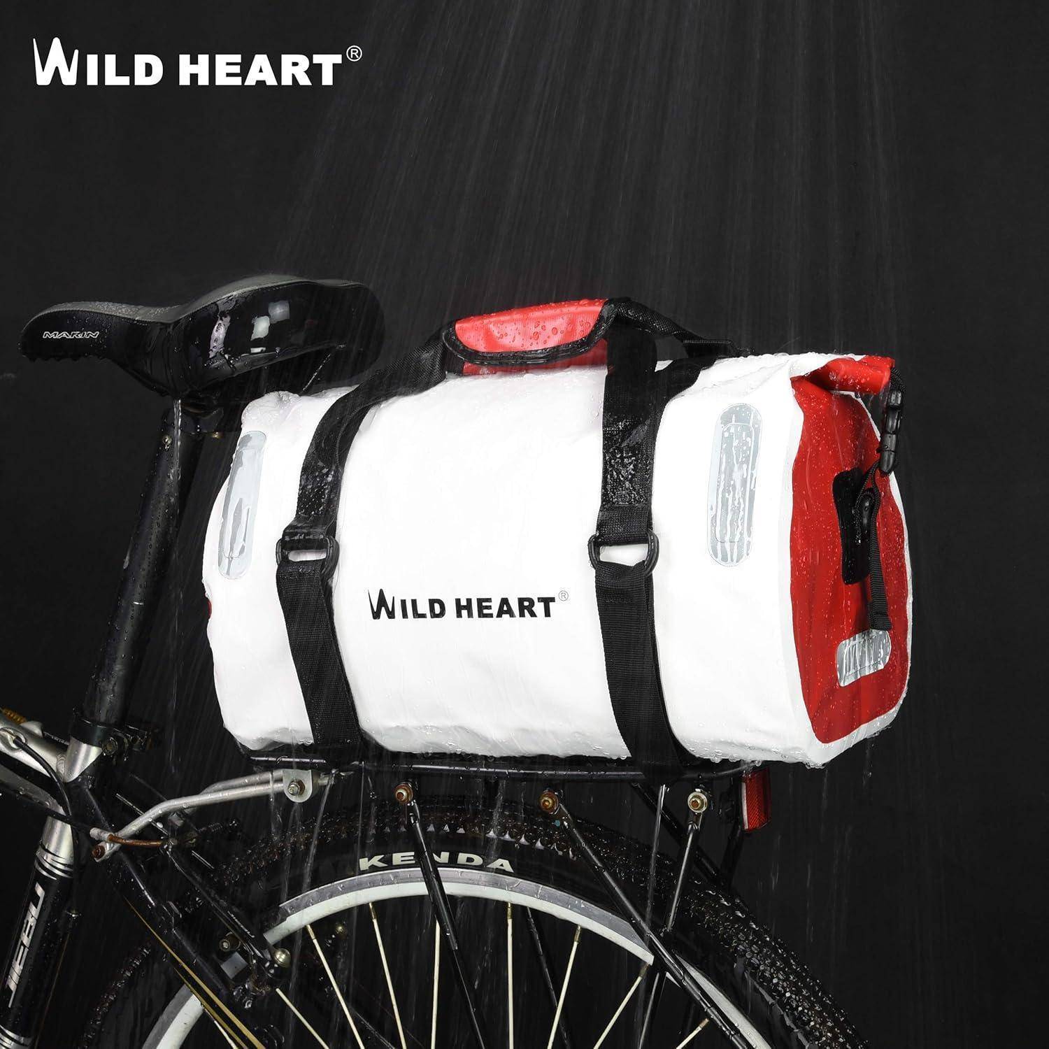 Fahrrad mit einer weißen und roten wasserdichten Lenkertasche "Wild Heart"" befestigt, gezeigt im Regen vor dunklem Hintergrund.