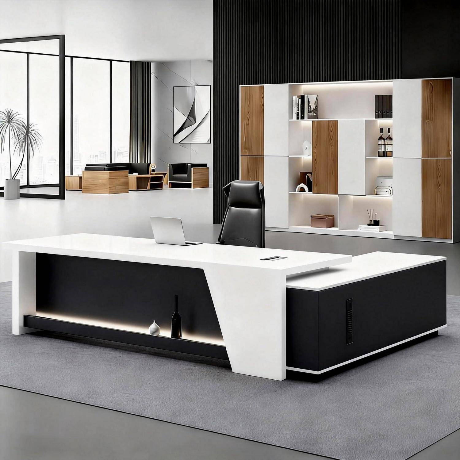 Modernes Büroinneres mit einem schwarzweißen Chefschreibtisch und Stuhl im Vordergrund, Regalen und einer Lounge-Sitzmöglichkeit im Hintergrund.