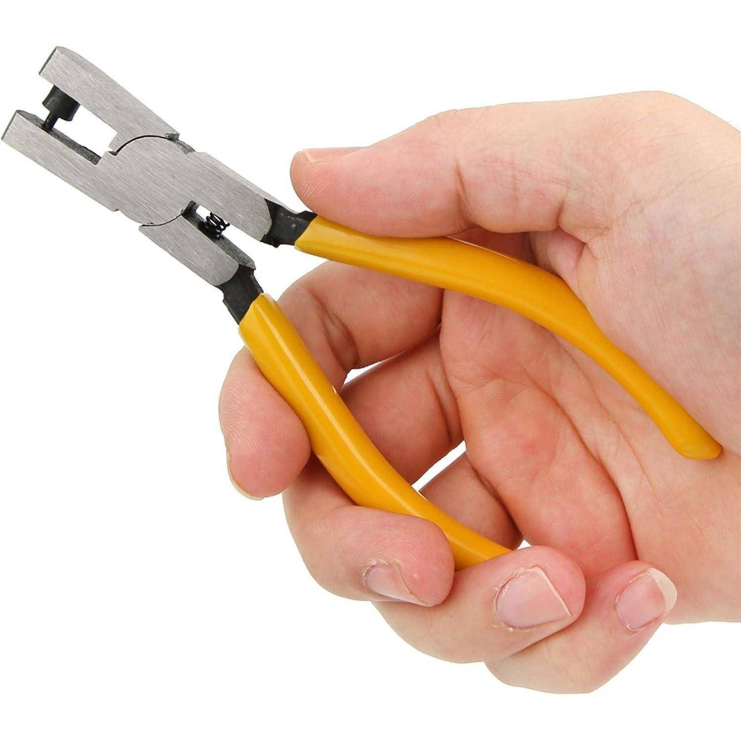 Hand, die gelb-griffige Zange mit federbelastetem Metallschneidemaul auf weißem Hintergrund hält.