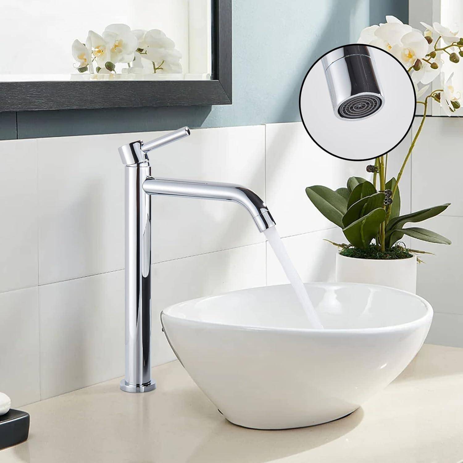 Moderner Chromwasserhahn im Badezimmer füllt ein weißes Waschbecken auf der Arbeitsplatte, mit einer Nahaufnahme des Perlators in der Ecke.