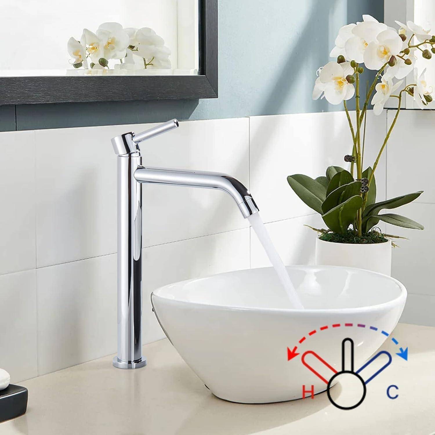 Chromarmatur im Badezimmer, die in ein weißes Aufsatzwaschbecken läuft, mit einem roten und blauen Temperaturkontrollsymbol, das die Einstellung von heißem und kaltem Wasser anzeigt.