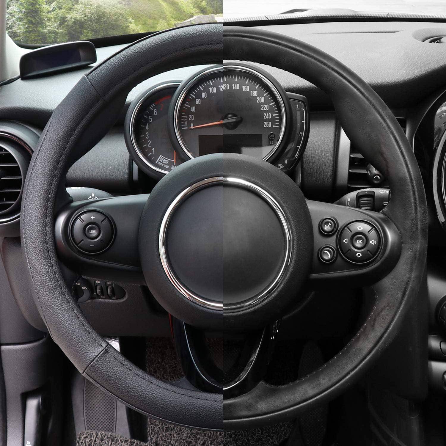 Autolenkrad und Armaturenbrett mit Instrumentengruppe, von der Fahrerposition aus gesehen.