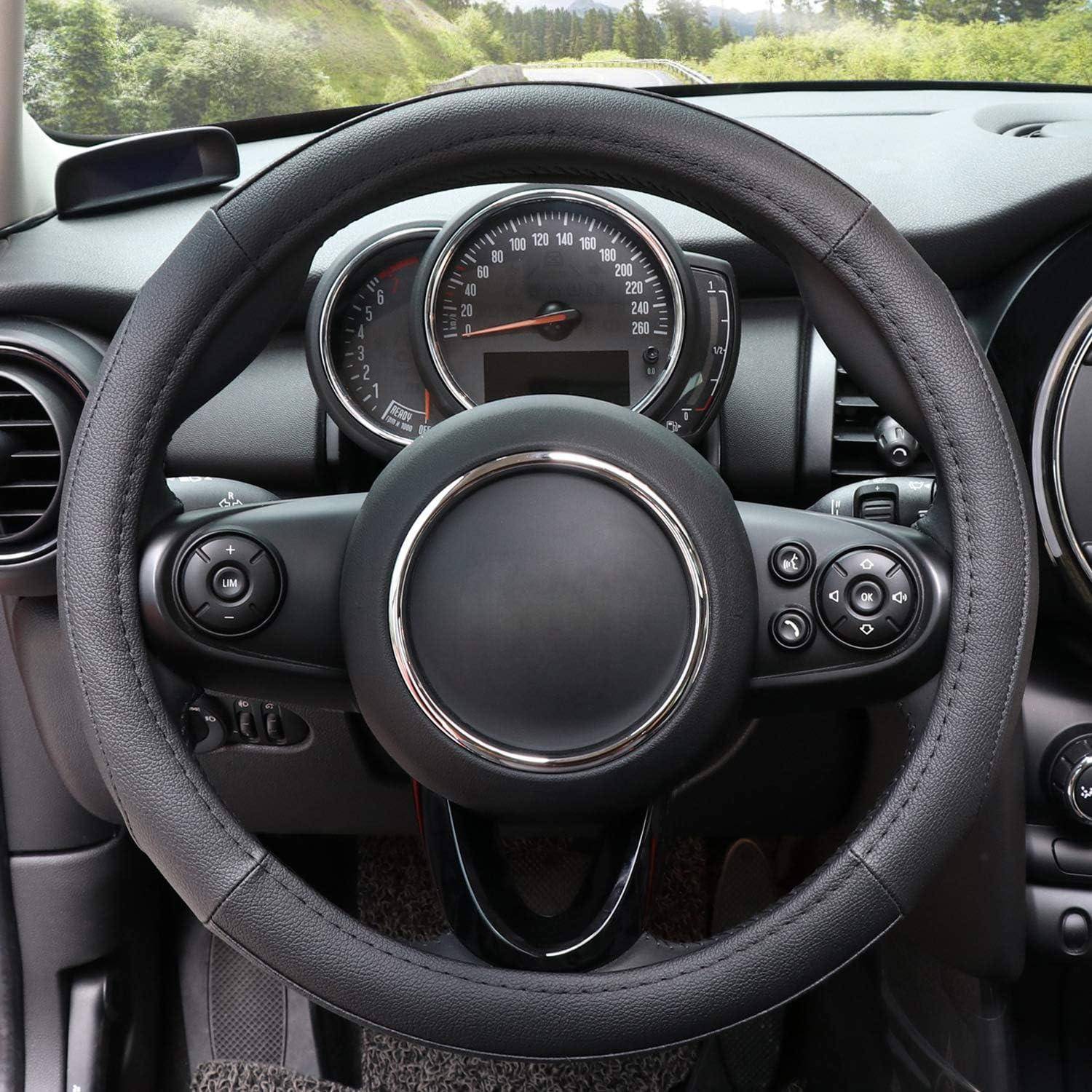 Fahrerblick auf das Innere eines Autos mit Fokus auf das Lenkrad und die Armaturenbrett-Instrumententafel.