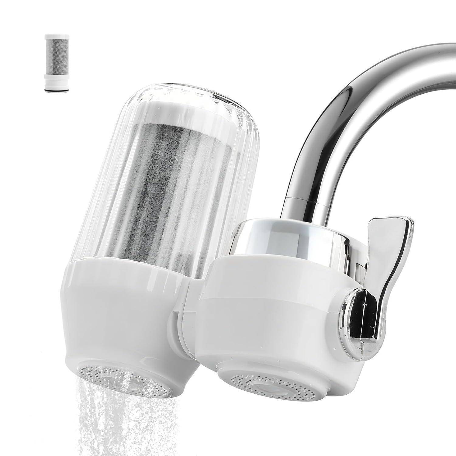 Chrom-Wasserhahn-montierter Wasserfilterspender mit transpartroner Kartusche, auf weißem Hintergrund abgebildet mit einer kleinen Detailansicht der Filterkartusche.