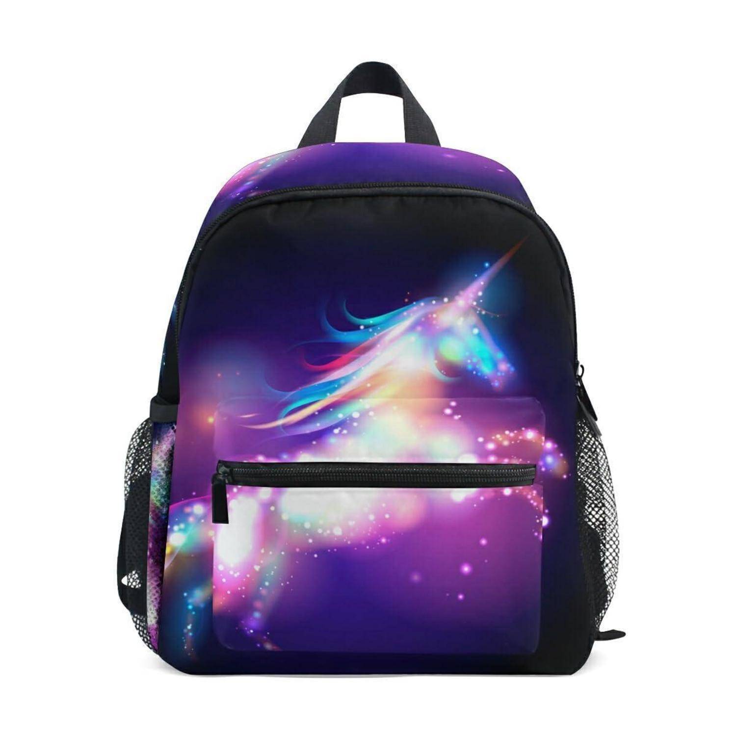 Schwarzer Rucksack mit violettem kosmischem Einhorndesign, Reißverschlusstasche auf der Vorderseite, oberer Griff und seitliche Netztaschen auf weißem Hintergrund.