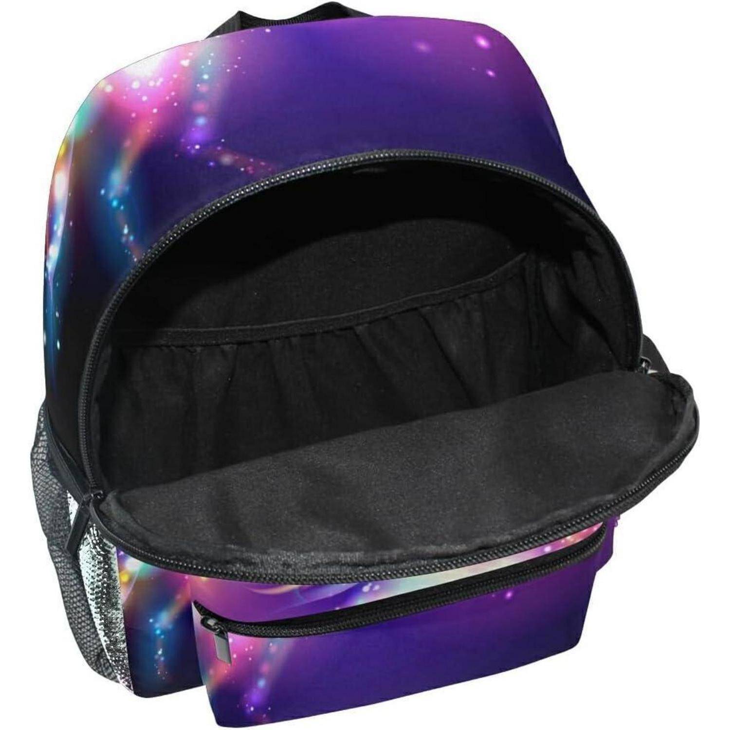 Rucksack mit Galaxie-Muster und vorderer Reißverschlusstasche, vollständig offen, um das schwarze Innenfutter und die Netz-Seitentasche zu zeigen, auf weißem Hintergrund