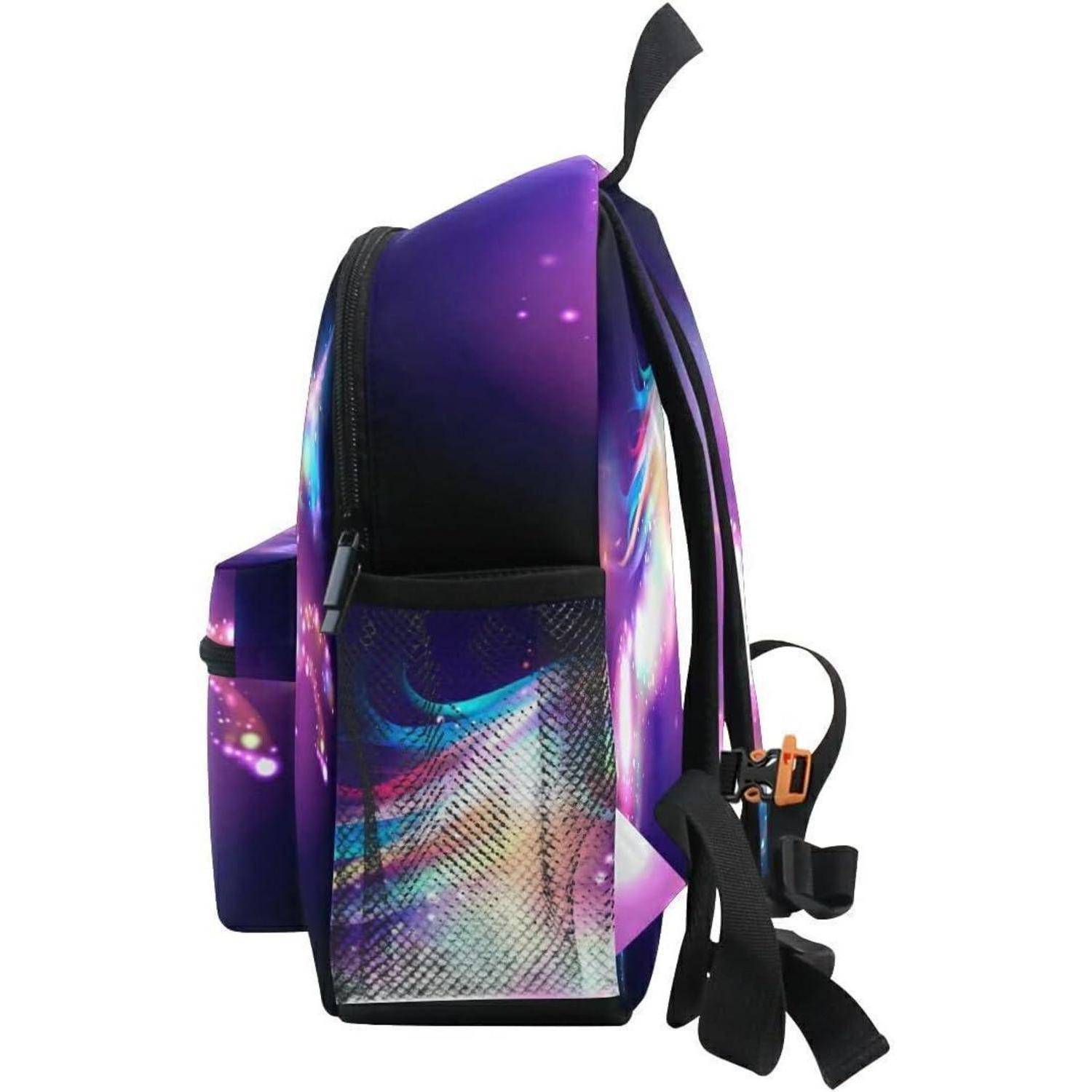 Violetter und schwarzer Rucksack mit kosmischem Druck, Seitentasche, vordere Netztasche und verstellbare Schultergurte, in Seitenansicht auf weißem Hintergrund