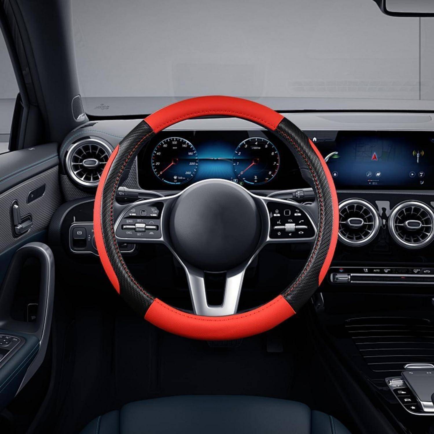 Fahrersicht eines Autoinnenraums mit einem rot-schwarzen Lenkrad, digitaler Instrumententafel, zentralem Touchscreen und kreisförmigen Lüftungsdüsen.