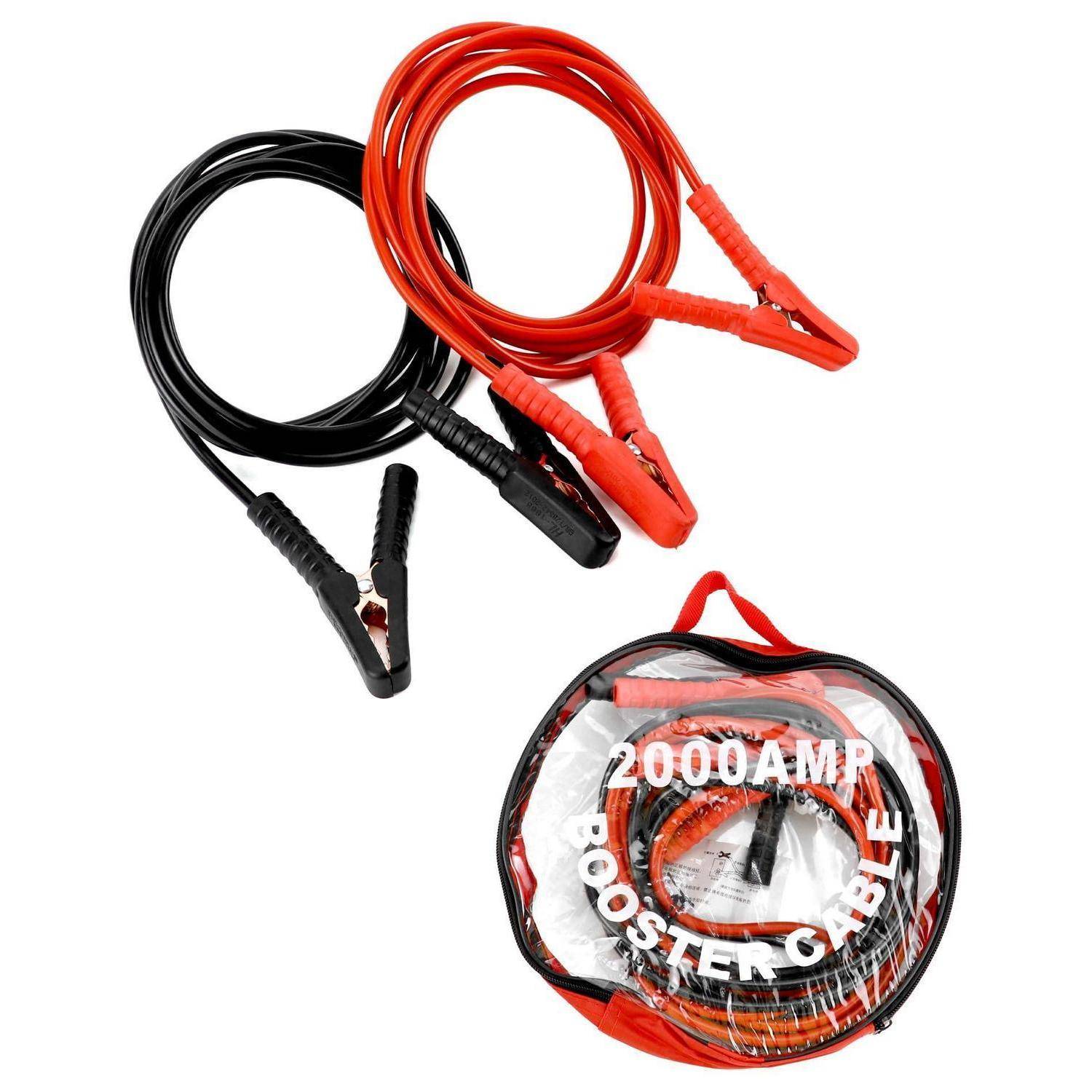 Rote und schwarze Starthilfekabel mit Krokodilklemmen, gebündelt in einer runden Tragetasche mit der Aufschrift „2000AMP BOOSTER CABLE