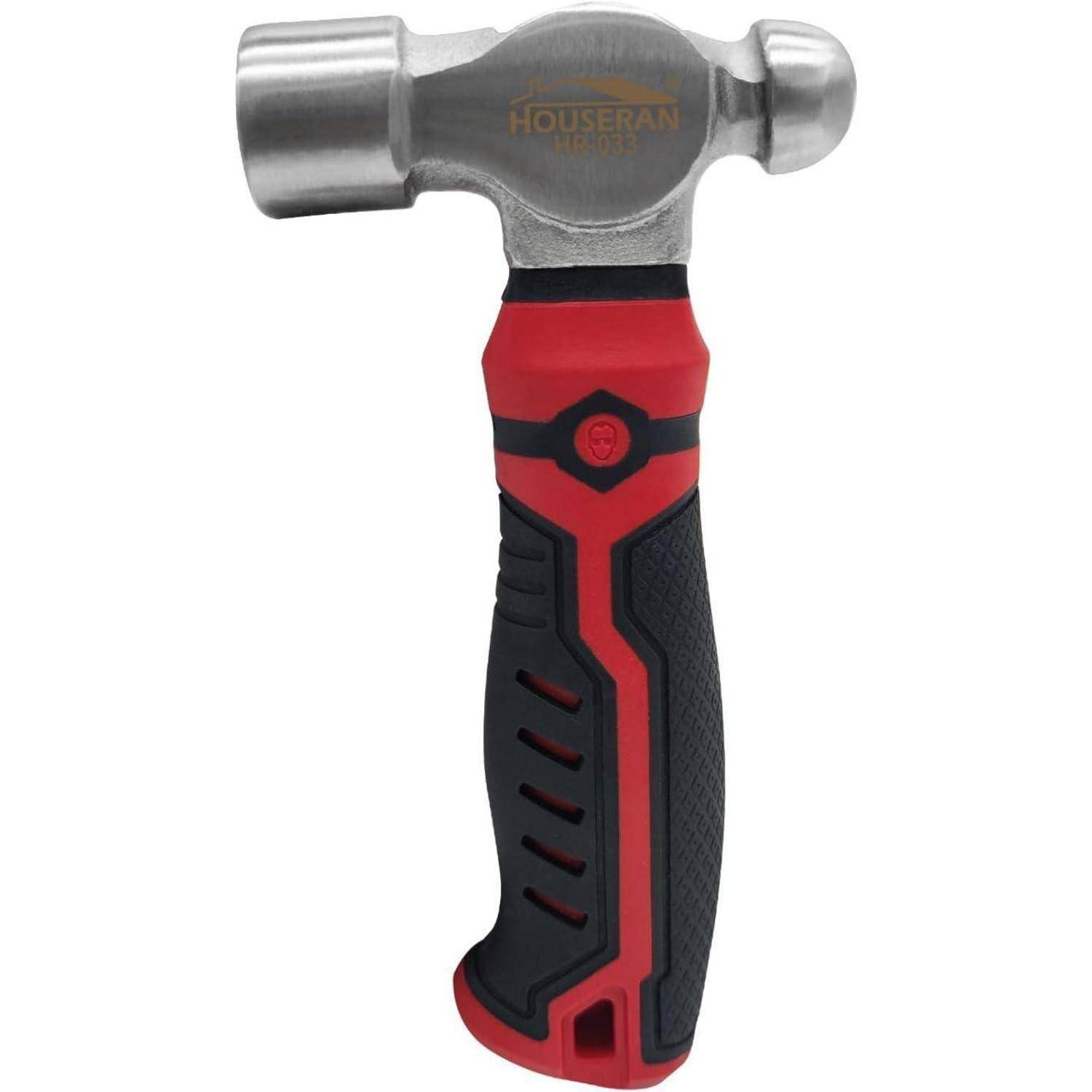 Roter und schwarzer Hammer mit Metallkopf auf einfachem weißem Hintergrund.