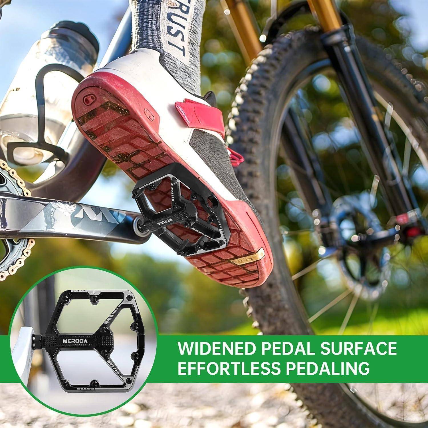 Nahaufnahme eines Fahrradschuhs, der in ein Fahrradpedal eingeklippt ist, mit einer Einfügung, die das Pedal zeigt, und dem Text „VERGRÖSSERTE PEDALOBERFLÄCHE MÜHELOSES TRETEN".