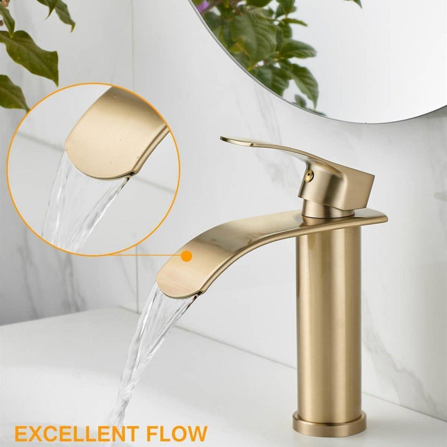 Goldener Badezimmerhahn mit Wasser, das aus der Auslaufröhre fließt, dargestellt mit einer vergrößerten Detailansicht, die den starken Wasserstrom hervorhebt.