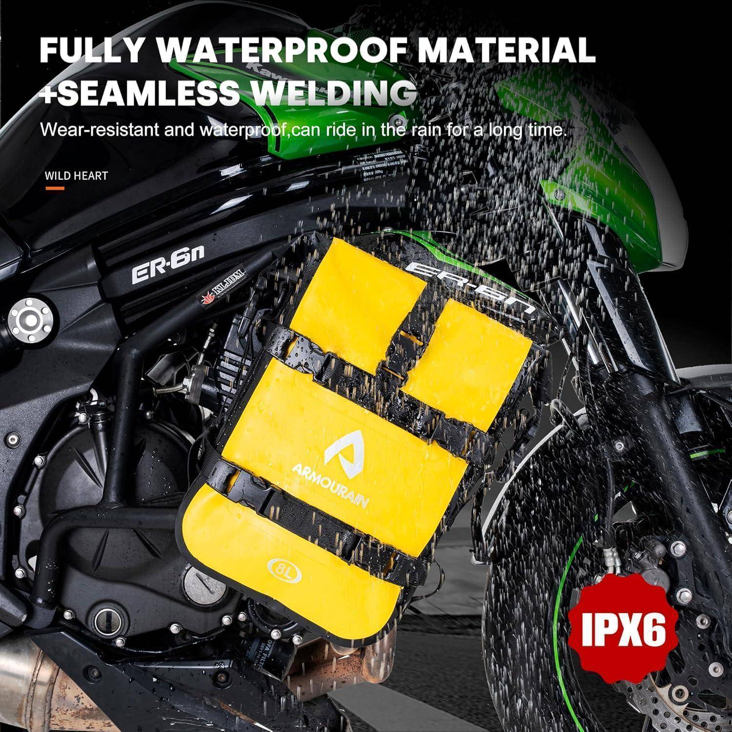 Gelbe wasserdichte Motorradtasche auf einem Motorrad im starken Regen, die 'VOLLSTÄNDIG WASSERDICHTES MATERIAL' und 'NAHTLOSE SCHWEISSUNG' mit IPX6-Bewertung bewirbt.