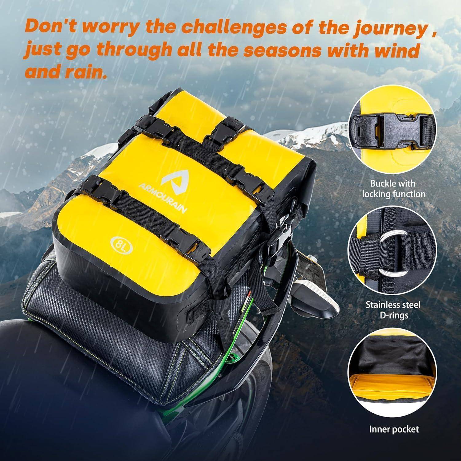 Gelb-schwarzer wasserdichter Rucksack auf einem Berg im Regen mit Beschriftungen, die eine Verschlusssperre, Edelstahl-D-Ringe und eine innere Tasche zeigen.