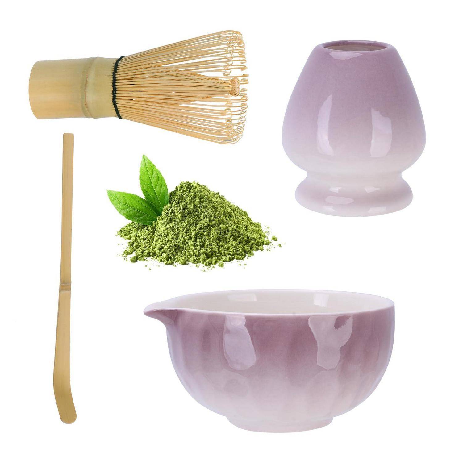 Matcha-Teeset mit Bambusbesen, Löffel, Sieb, Pulver und einer lavendelfarbenen Keramikschale sowie Tasse auf weißem Hintergrund.
