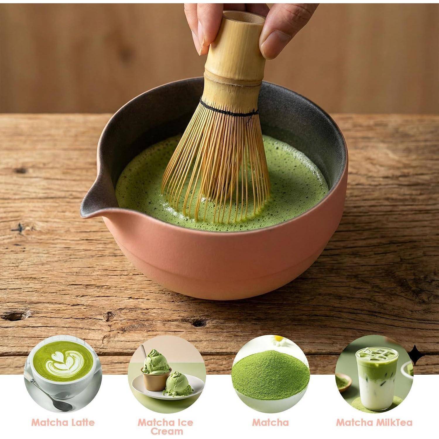 Matcha-Pulver wird mit einem Schneebesen in einer rosa Schale auf einem Holztisch aufgeschlagen, darunter vier kleine Kreisbilder, die Matcha-Latte, Eis, Pulver und Milchtee zeigen.