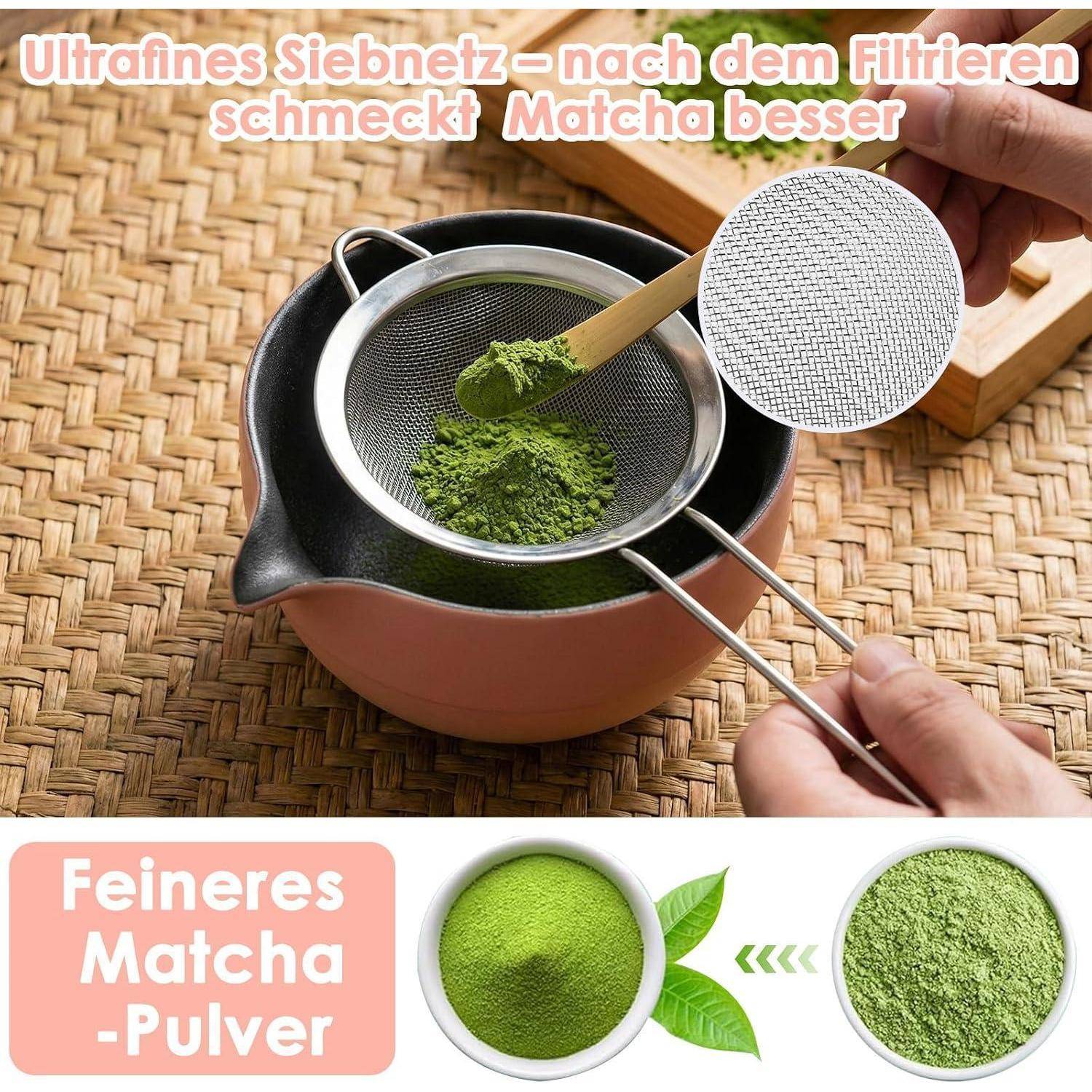Infografik, die zeigt, dass ultrafeines siebgefiltertes Matcha besser schmeckt; eine Hand siebt Matchapulver in eine Schüssel, wobei „Feineres Matchapulver" eine glattere Pulvertextur vergleicht.