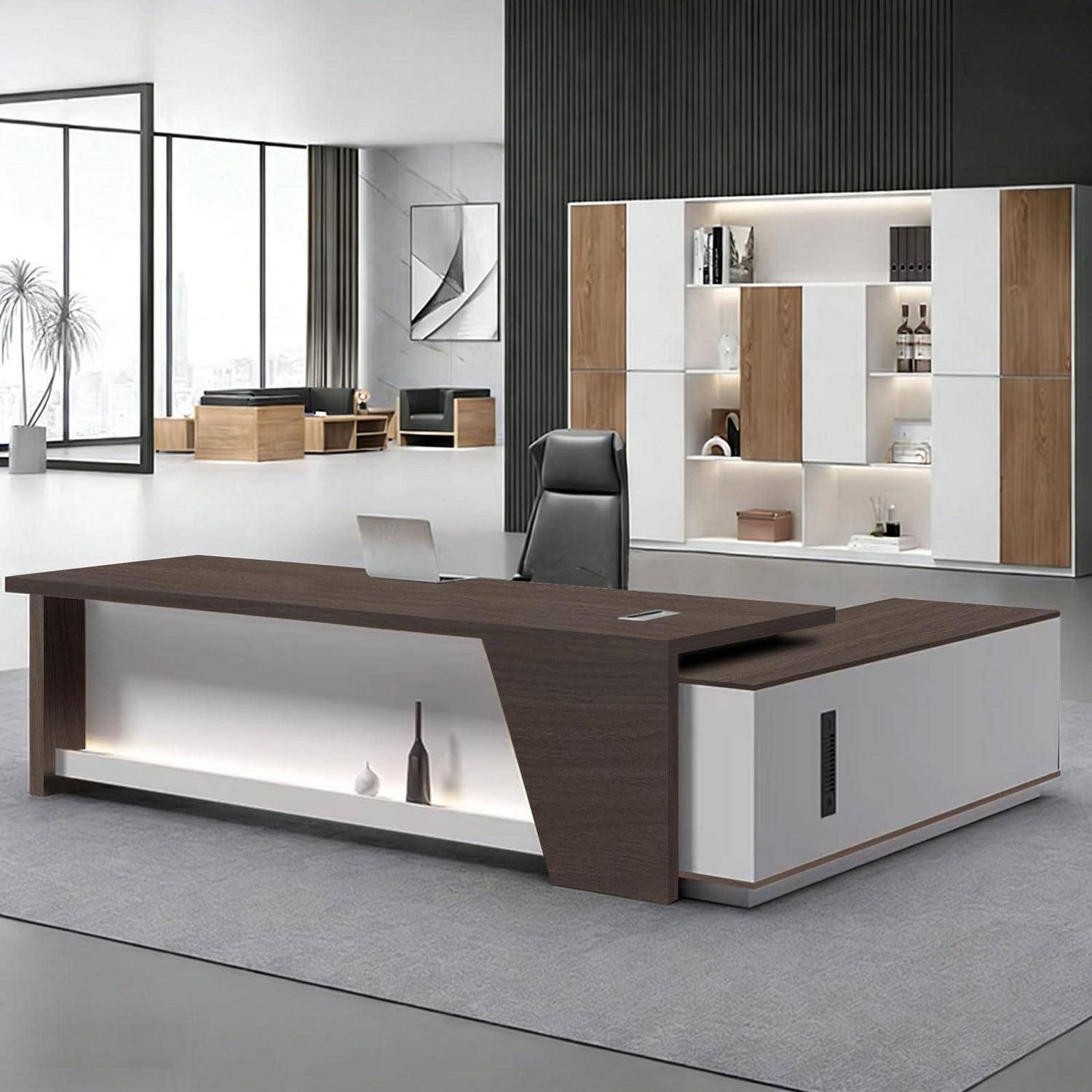 Modernes Büro mit dunklem Holz-Chefschreibtisch, schwarzem Stuhl und beleuchteten Schränken in einem minimalistischen Arbeitsbereich.