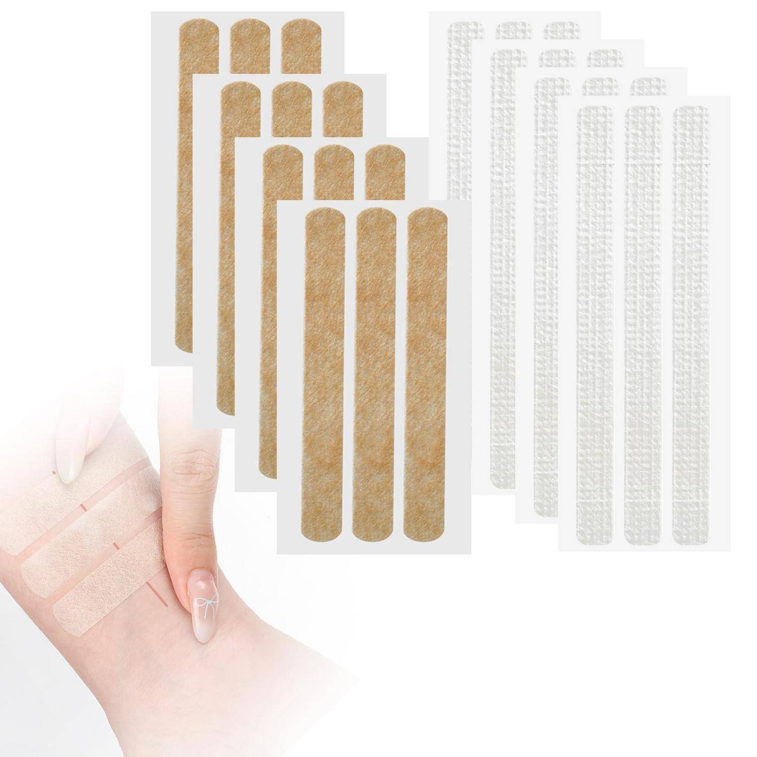 Mehrere Heftpflaster für Finger in Tan und Weiß, gezeigt mit einer Hand, die ein Pflaster auf der Fingerspitze trägt.