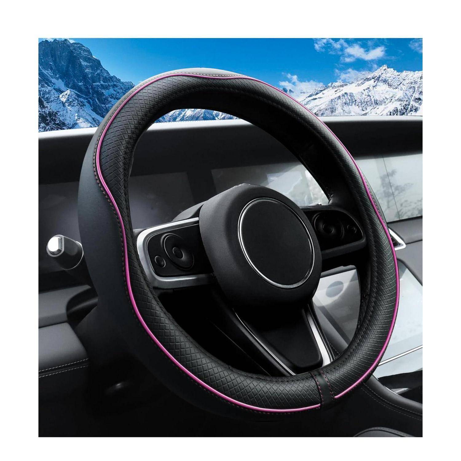 Autolenkrad mit rosa Verzierung in einem Luxus-Autoinnenraum, mit schneebedeckten Bergen, die durch die Windschutzscheibe sichtbar sind.