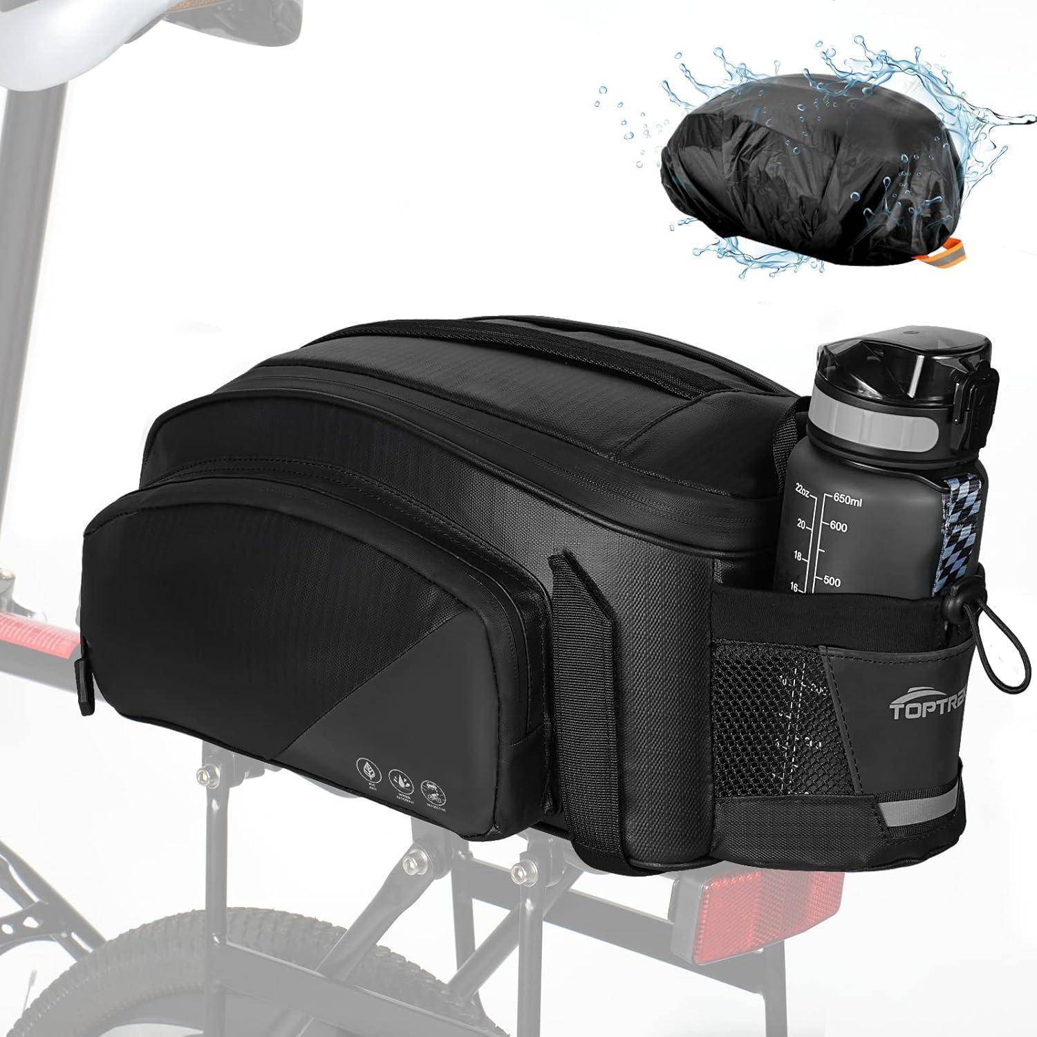 Schwarze Fahrrad-Sattelstamtasche unter einem Fahrradsitz montiert, mit seitlichem Flaschenhalter und einer in einer Einfügung gezeigten Regenschutzhülle.