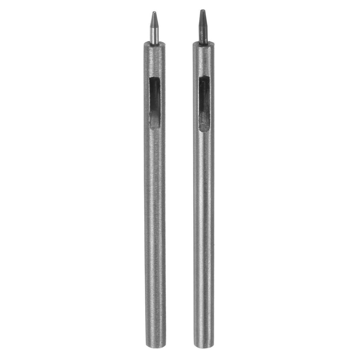 Zwei aufrecht nebeneinander stehende Schraubendreher-Bits aus Metall, eines mit einer spitzen Spitze und eines mit einer flachen Spitze, auf weißem Hintergrund dargestellt.