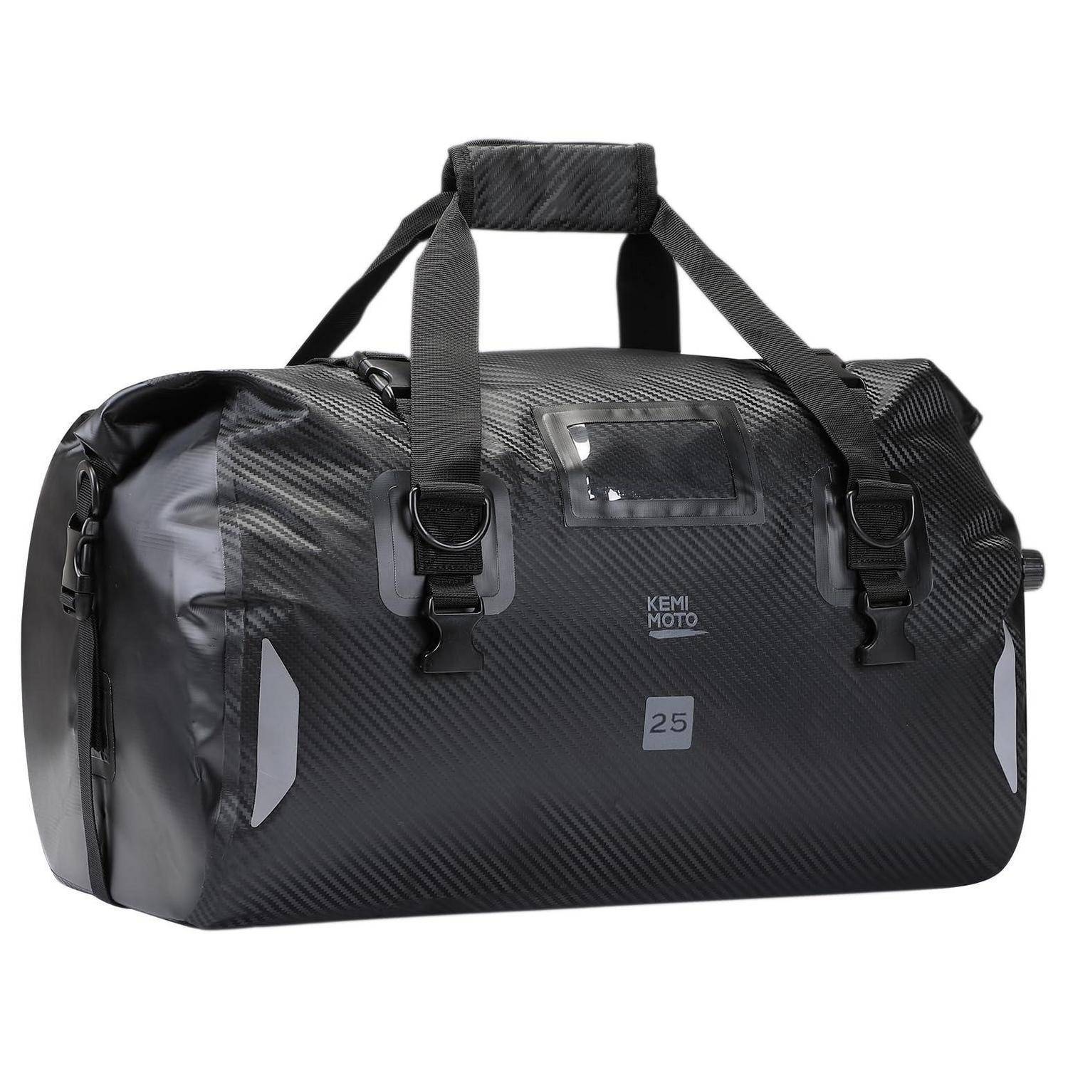 Schwarze Reisetasche im Kohlefaser-Stil mit Schultergurten, seitlicher Reißverschlusstasche und transparentem Ausweisfenster auf weißem Hintergrund.