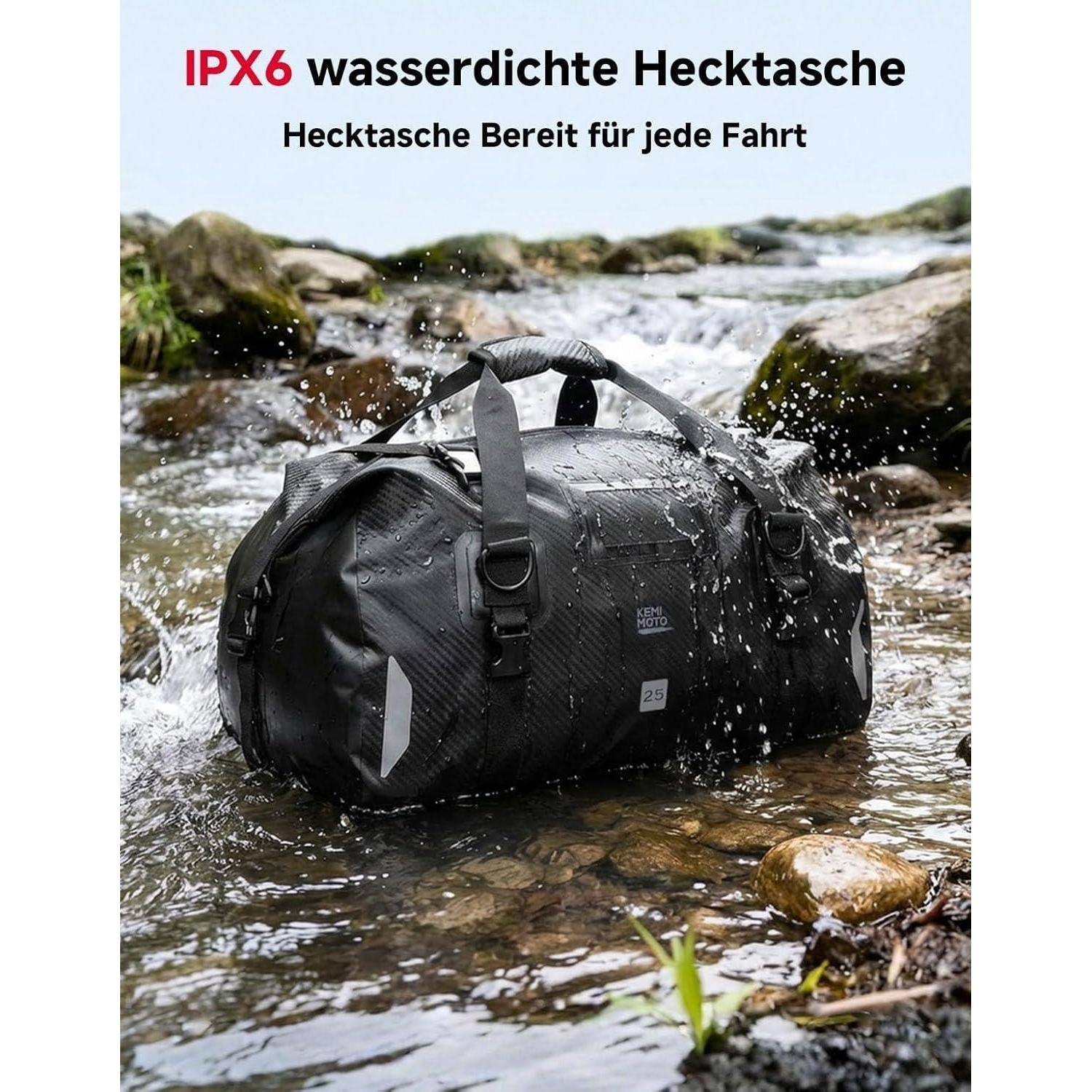 Schwarze IPX6-wasserdichte Reisetasche, die in einem steinigen Bach spritzt, mit deutschem Text, der sie als bereit für jede Reise bewirbt.
