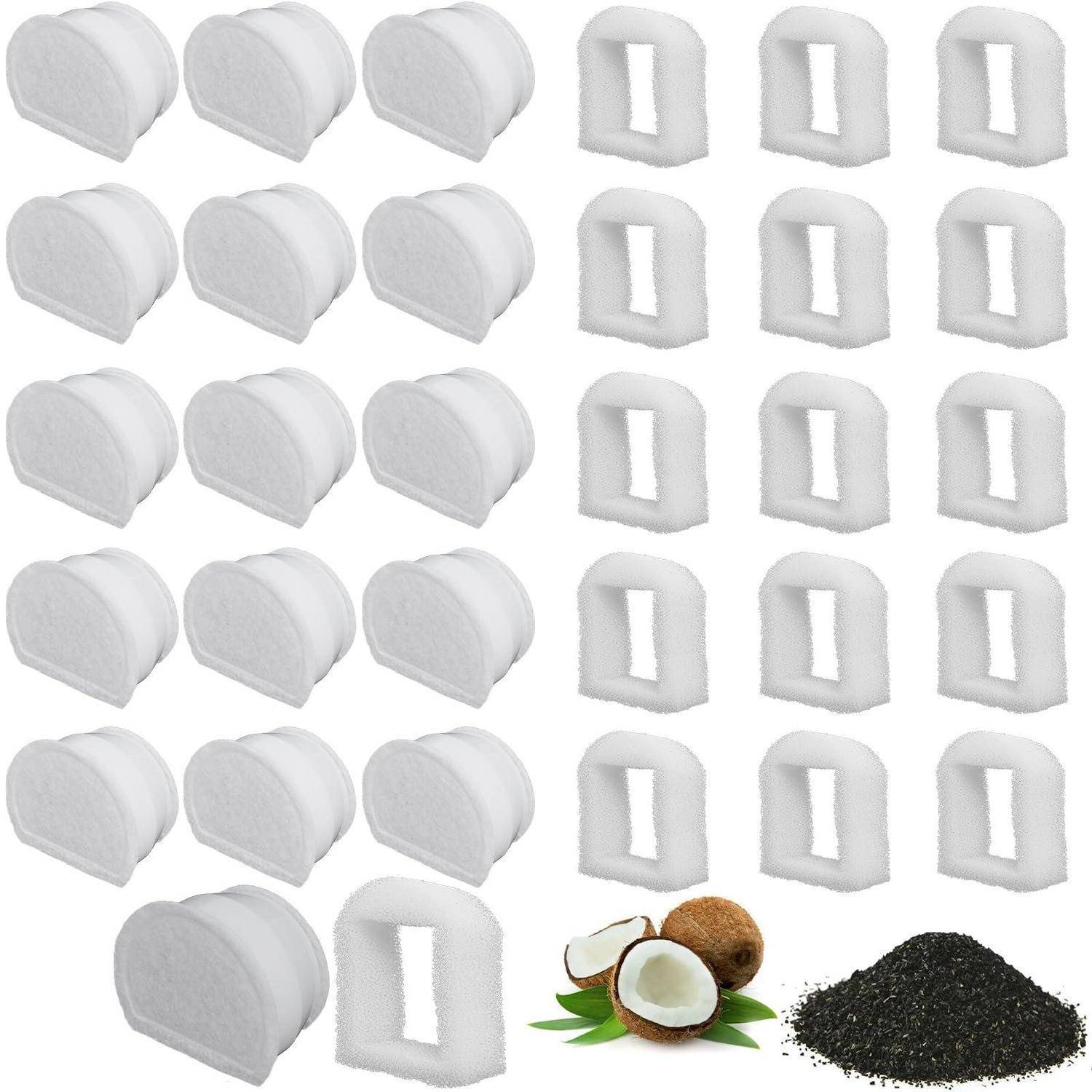 Assortierte weiße kosmetische Schwamm-Applikatoren in verschiedenen Formen, mit einem kleinen Haufen schwarzem Peeling oder Pulver und einer Kokosnuss-Zutat-Illustration.
