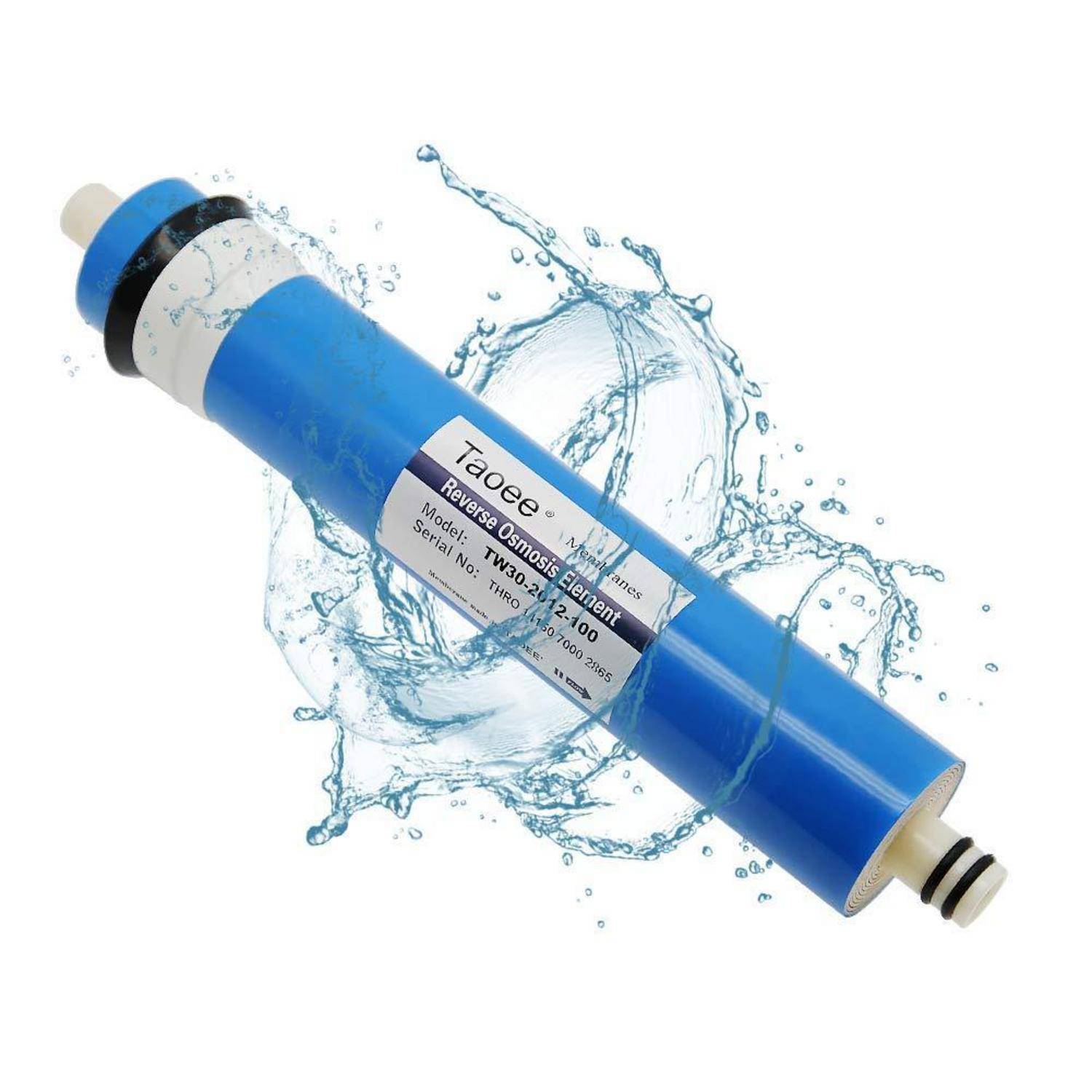 Blauer Umkehrosmose-Wasserfilterkartuschenfilter mit spritzendem Wasser auf weißem Hintergrund