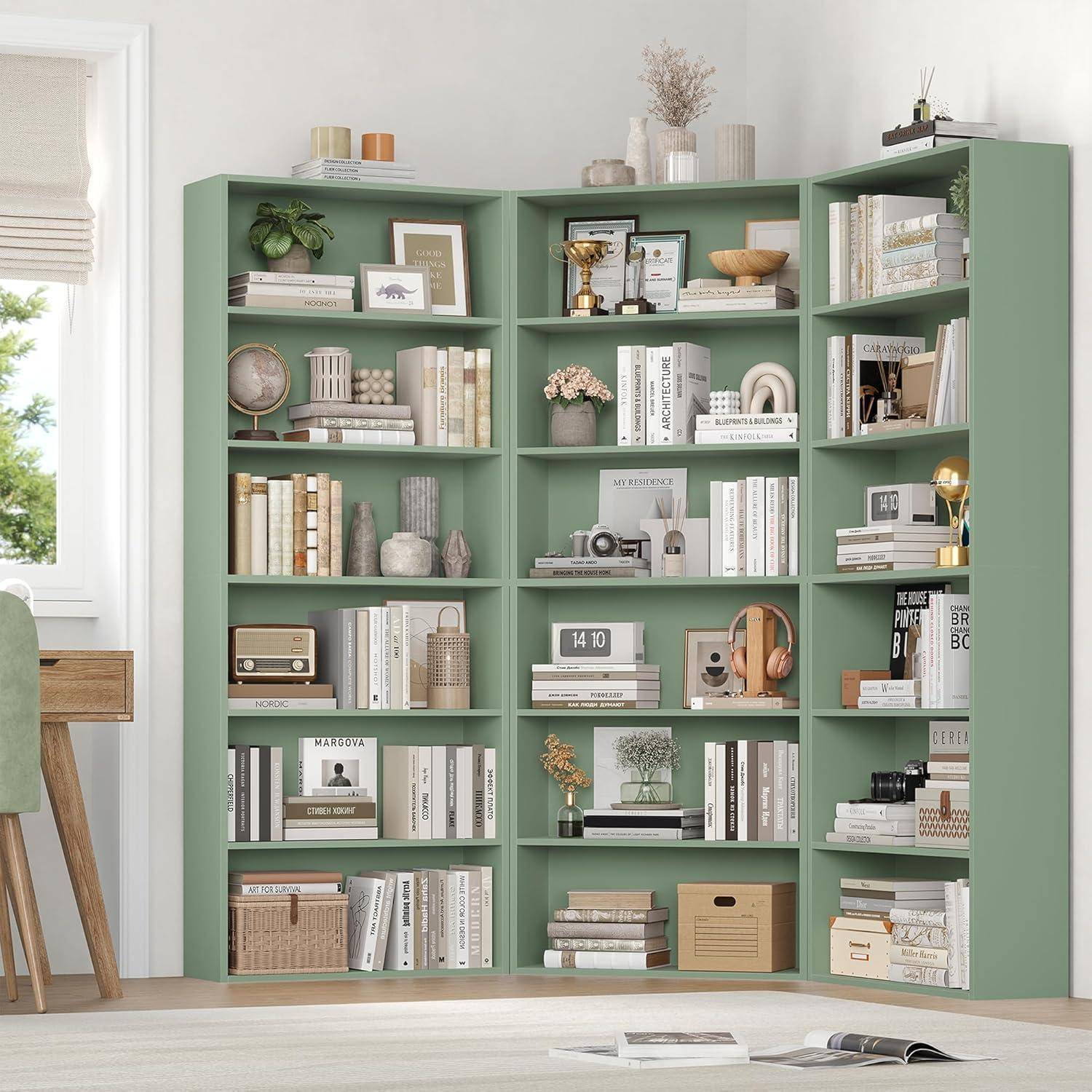 Mintgrünes eingebautes Bücherregal gefüllt mit ordentlich angeordneten Büchern, Deko, gerahmten Fotos, Körben und Pflanzen in einem hellen Wohnzimmer.