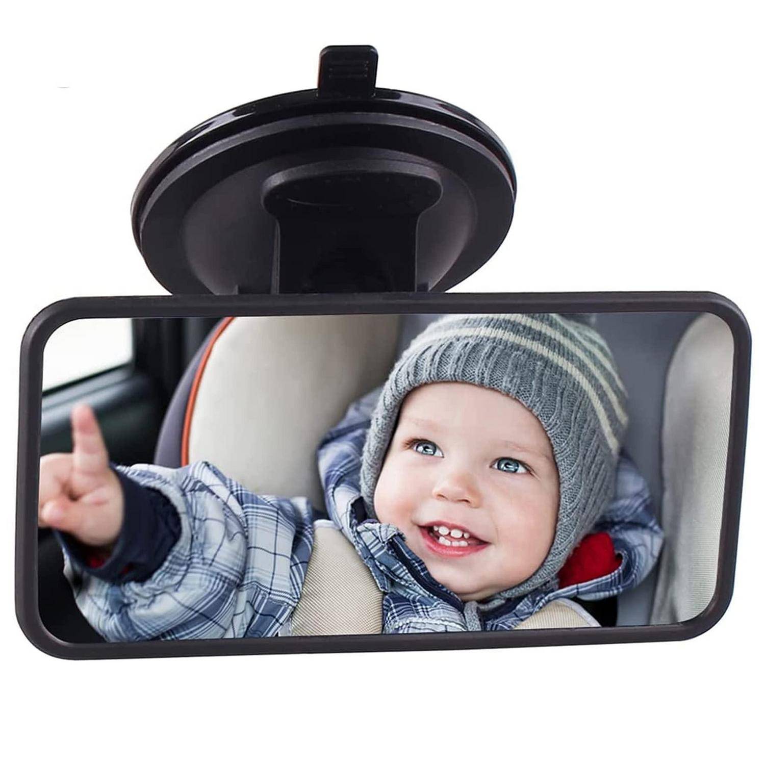Rückspiegel mit Saugnapfhalterung, auf dem ein lächelndes Baby in einem Autokindersitz angeschnallt zu sehen ist, wahrscheinlich um ein rückwärts gewandtes Kind während der Fahrt zu beobachten.