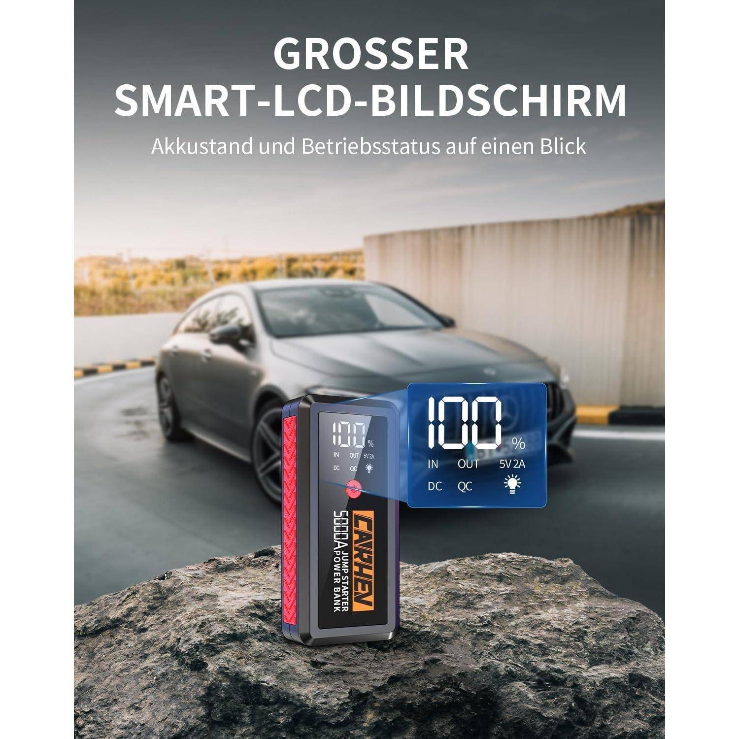 Werbebild einer tragbaren Batterie mit intelligenter LCD-Anzeige, die 100% Ladung anzeigt, vor einem geparkten Auto aufgestellt. Der Text lautet „GROSSER SMART-LCD-BILDSCHIRM