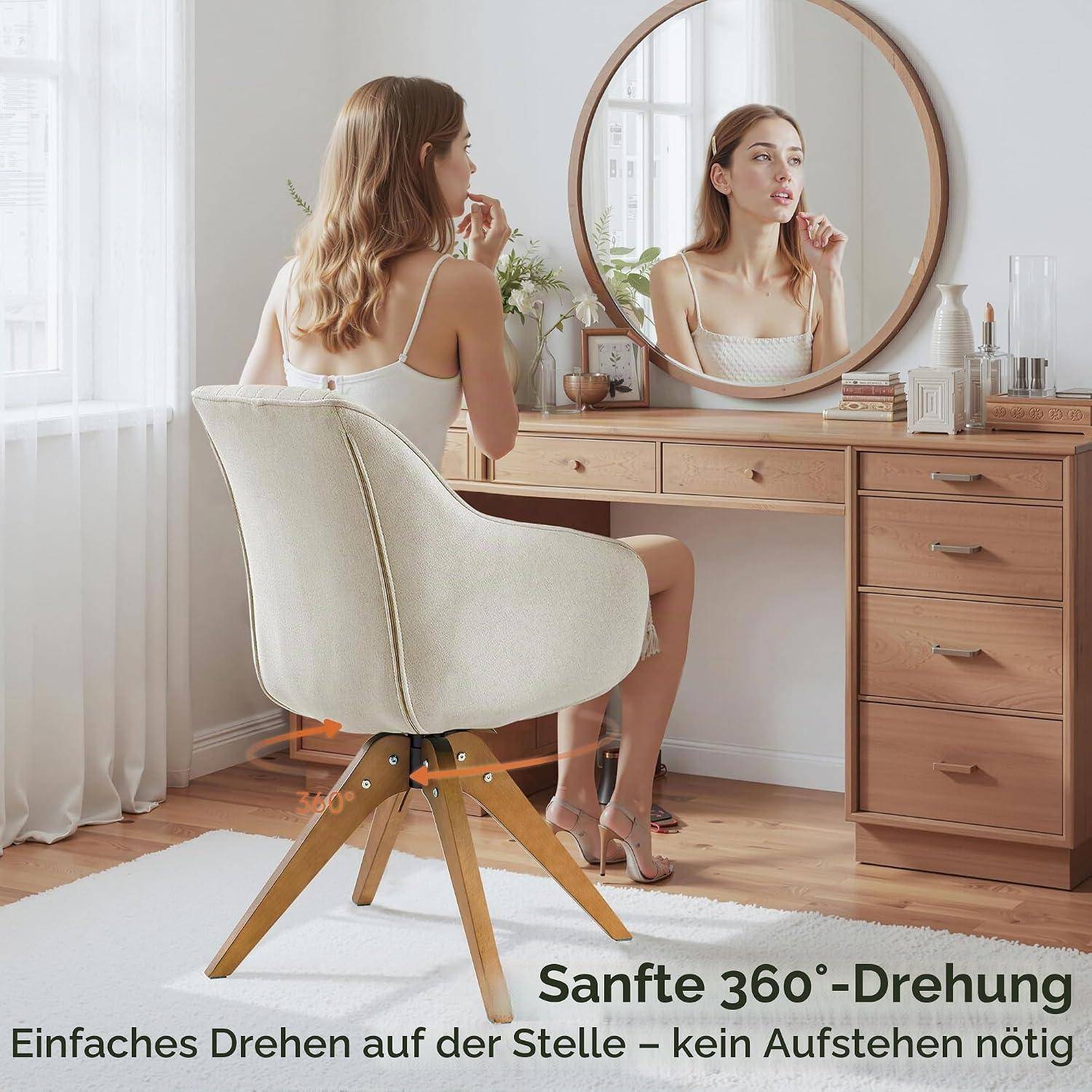 Frau sitzt auf einem Frisierstuhl und trägt Make-up auf, während sie in einen runden Spiegel schaut; der deutsche Text besagt „Sanfte 360°-Drehung