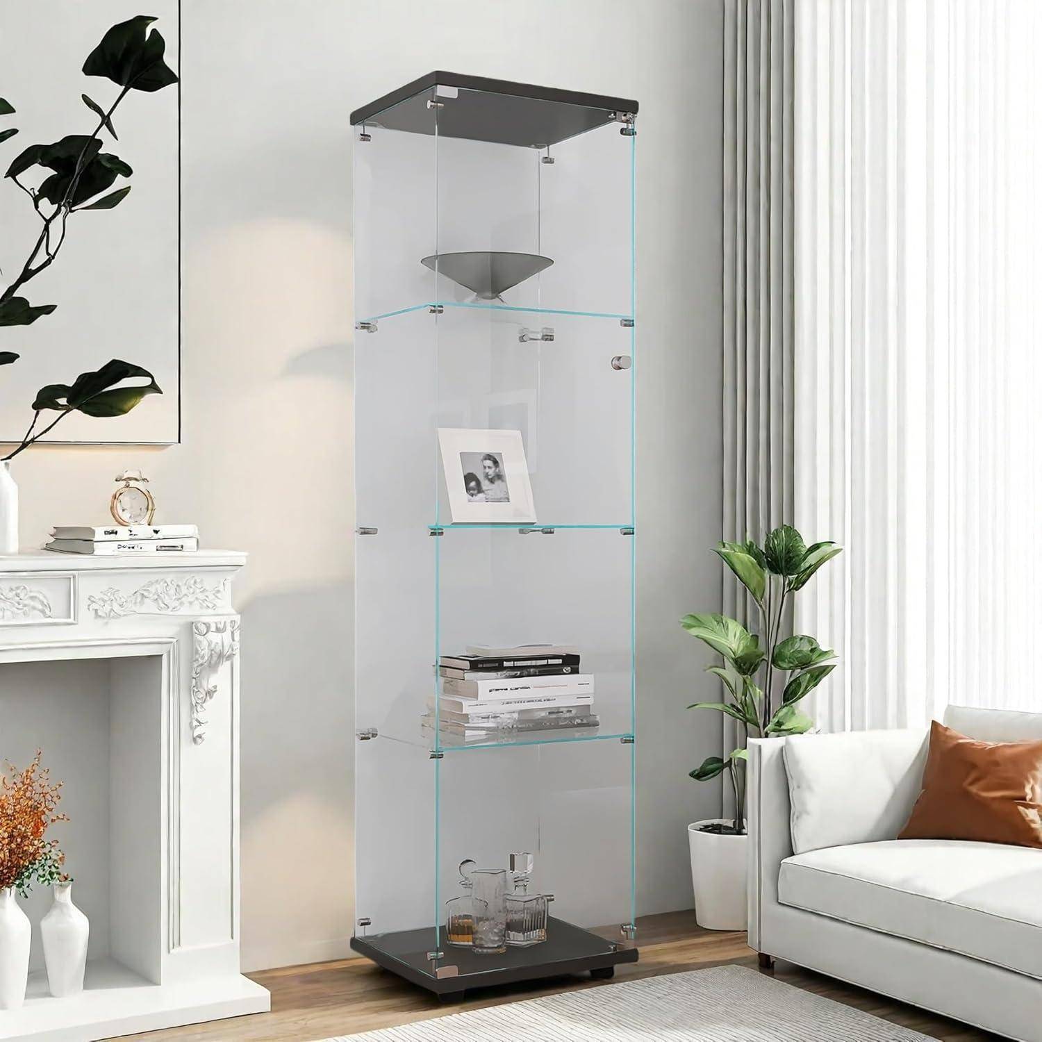 Ein großer Glaubvitrinenschrank mit dunklen Regalen und einem Foto, Büchern und Dekoration darin, gezeigt in einem hellen modernen Wohnzimmer neben einem Sofa und Pflanzen.