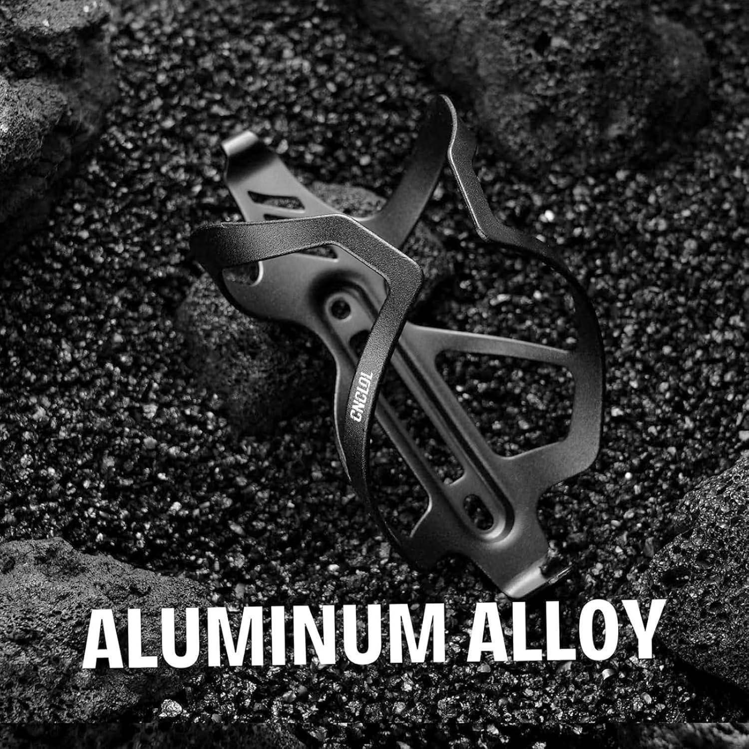 Schwarzer Aluminiumlegierungs-Flaschenhalter für Fahrräder auf dunklen Felsen mit der Aufschrift „ALUMINUM ALLOY