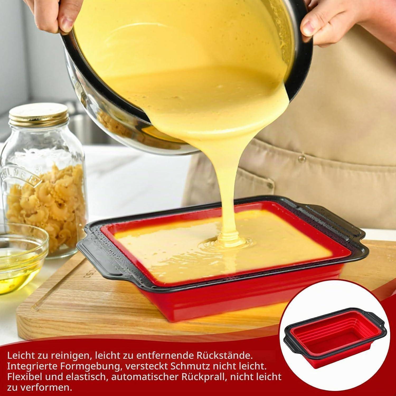 Person gießt gelben Teig in eine rote Silikon-Backform auf einem Schneidebrett, mit deutschem Text, der einfache Reinigung und flexibles, langlebiges Design bewirbt.