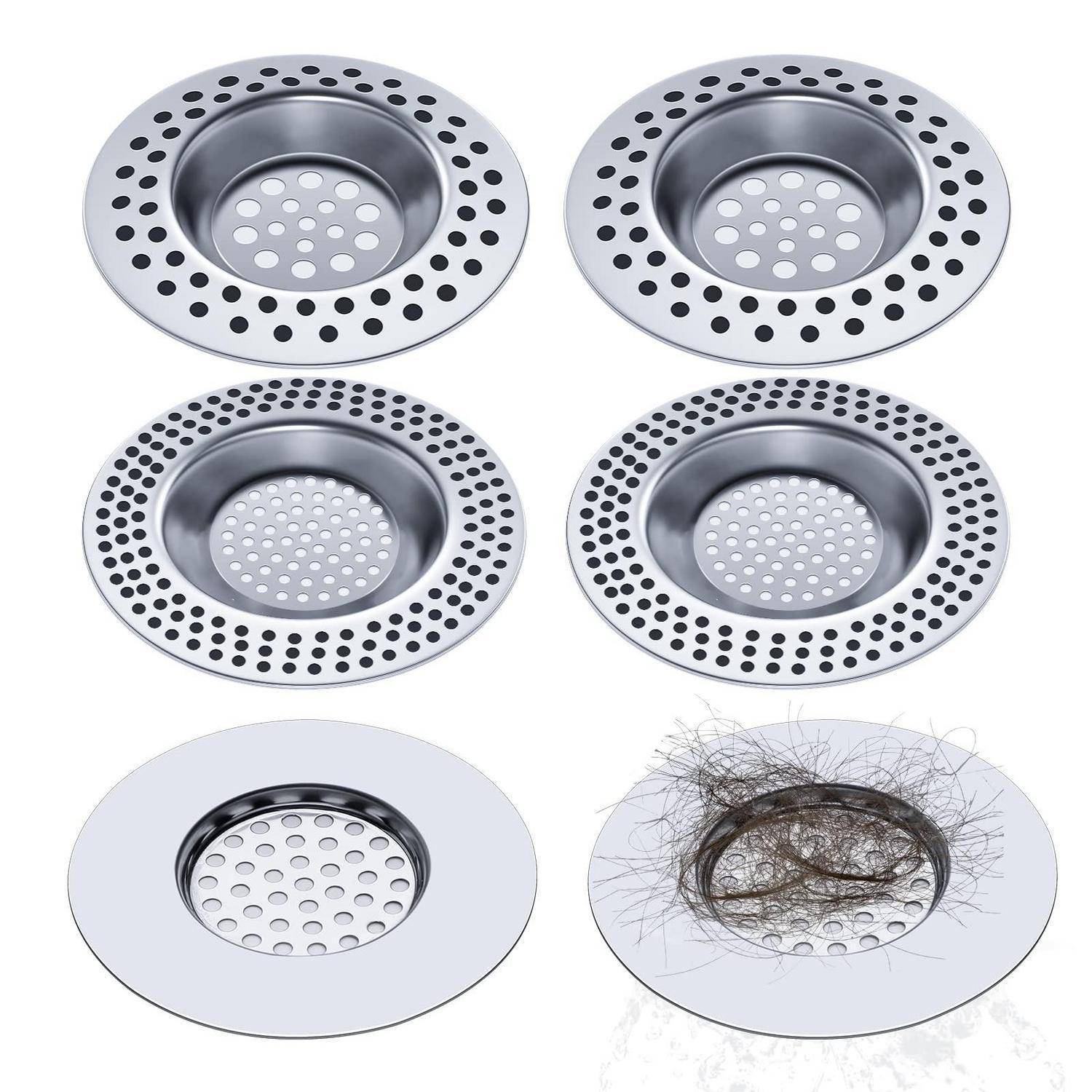 Sechs Edelstahl-Abflusssiebe mit perforierten Rändern; eines wird mit Haaren verstopft gezeigt, um die Verschmutzungsaufnahme zu veranschaulichen.