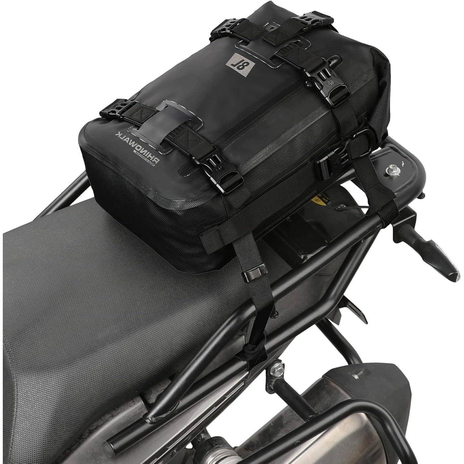 Schwarze wasserdichte Tasche, die an der hinteren Gepäckträgerin eines Fahrrads oder Lastenrads befestigt ist und mit mehreren Schnallen und Riemen gesichert wird.