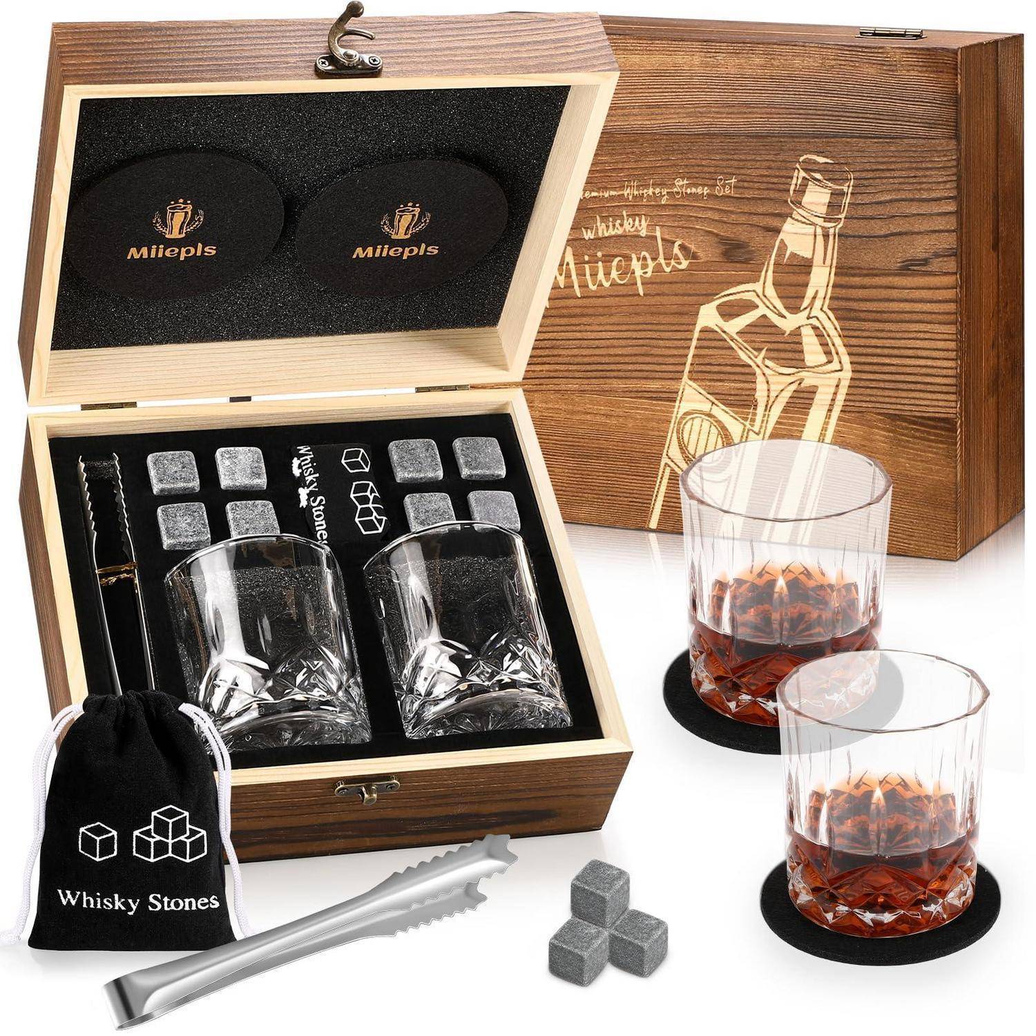 Holz-Whiskey-Geschenkset mit gravierter Box, zwei Gläsern, Eissteinen, Zange und Aufbewahrungstasche, gezeigt mit Getränken in den Gläsern.