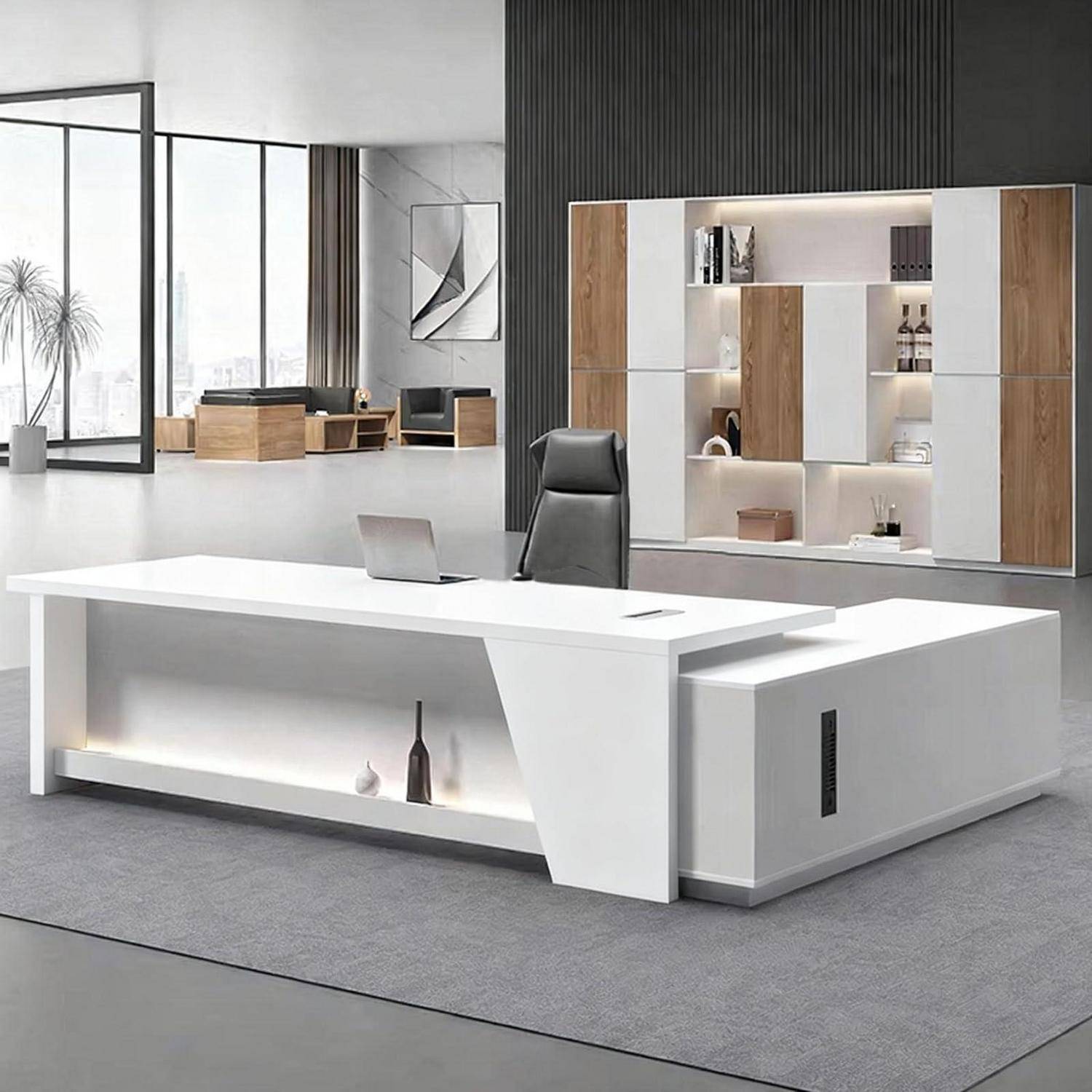 Modernes minimalistisches Büro mit einem weißen L-förmigen Chefschreibtisch und schwarzem Stuhl, eingebettet in einen hellen, offenen Arbeitsraum mit Regalen und Holzakzenten.