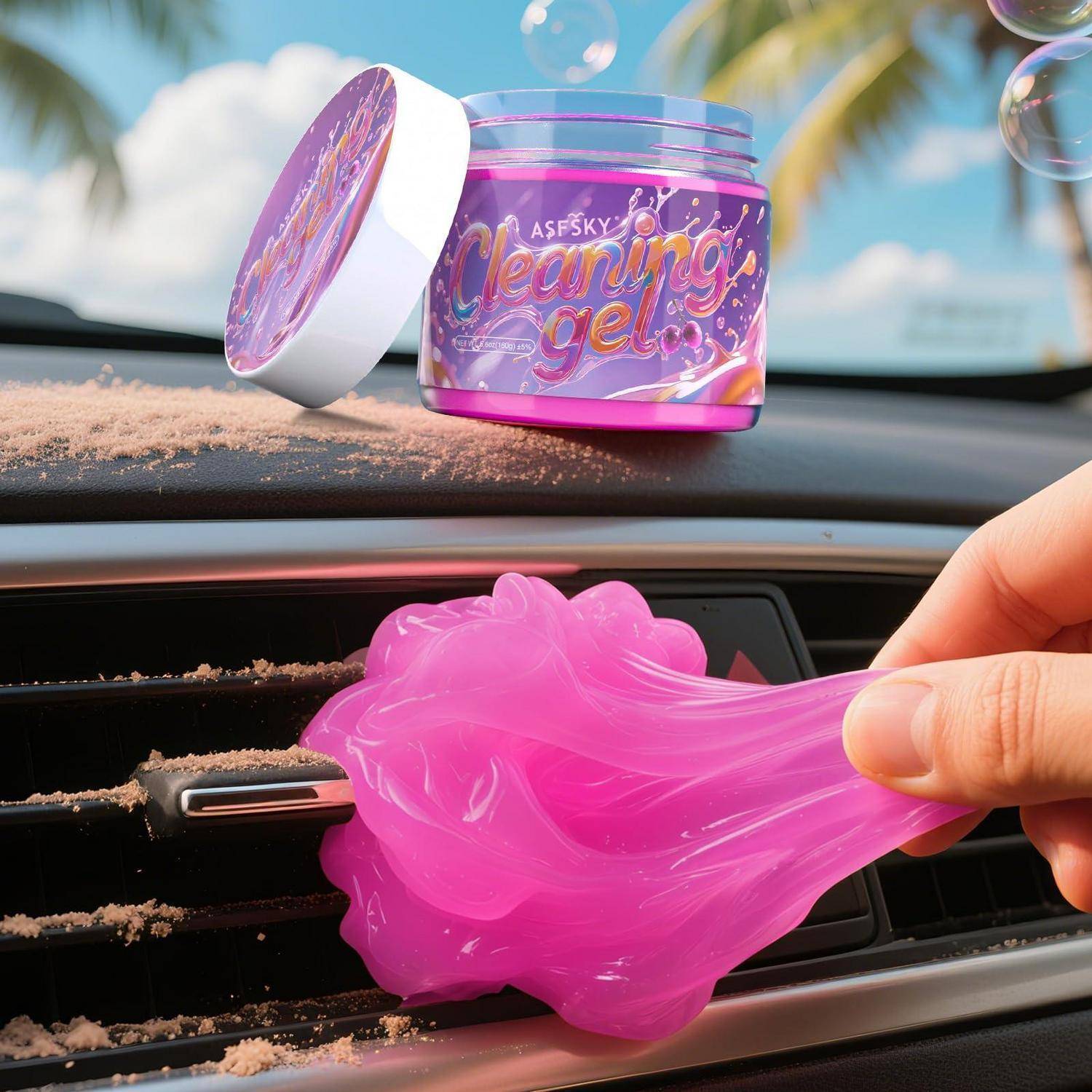 Eine Hand verwendet rosa Gel-Autoreinigungs-Knete, um Staub aus einer Armaturenbrett-Lüftungsöffnung zu entfernen, während ein Behälter mit „Reinigungsgel