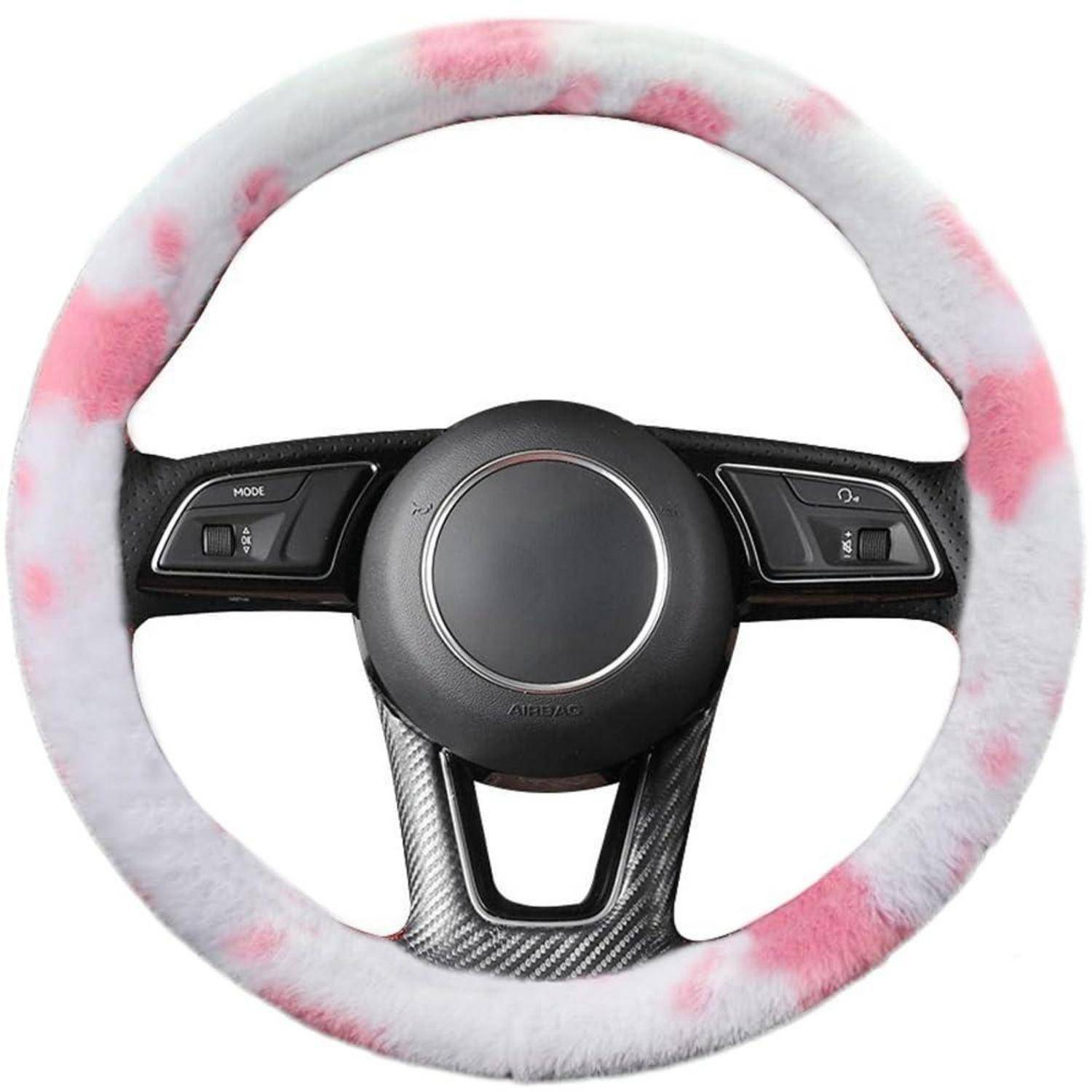 Flauschige weiß-rosa Lenkradabdeckung auf einem schwarzen Autolenkrad mit integrierten Bedienungstasten.