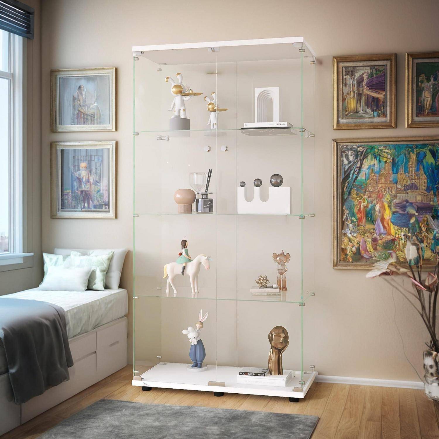 Modernes Schlafzimmer mit einem Bett auf der linken Seite und einer zentrierten Glasregalanlage, die dekorative Figuren, Bücher und kleine Objekte präsentiert, mit gerahmten farbenfrohen Kunstwerken an den Wänden.