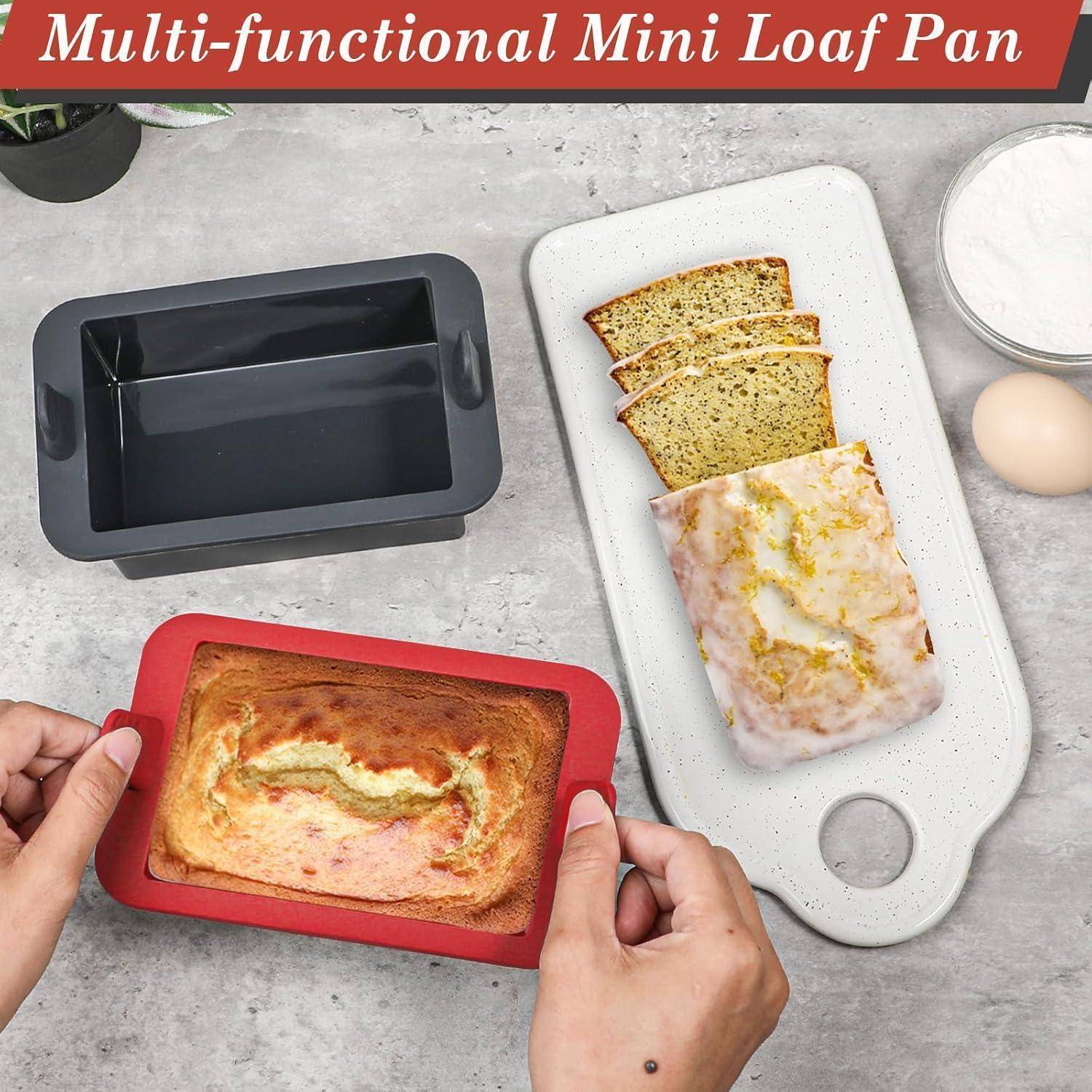 Produktabbildung mit einer „Multifunktionalen Mini-Kastenform" mit drei Mini-Kastenformen; eine rote Form mit gebackenem Laib, eine schwarze leere Form und ein weißes Tablett mit geschnittenem Laib.