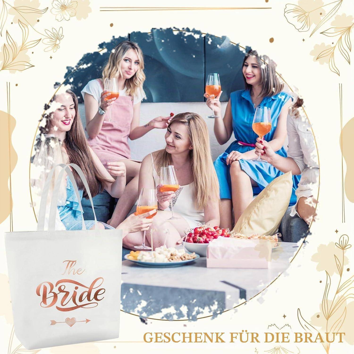 Vier Frauen bei einer Brautdusche stoßen mit Getränken an; eine Geschenktasche mit der Aufschrift „The Bride