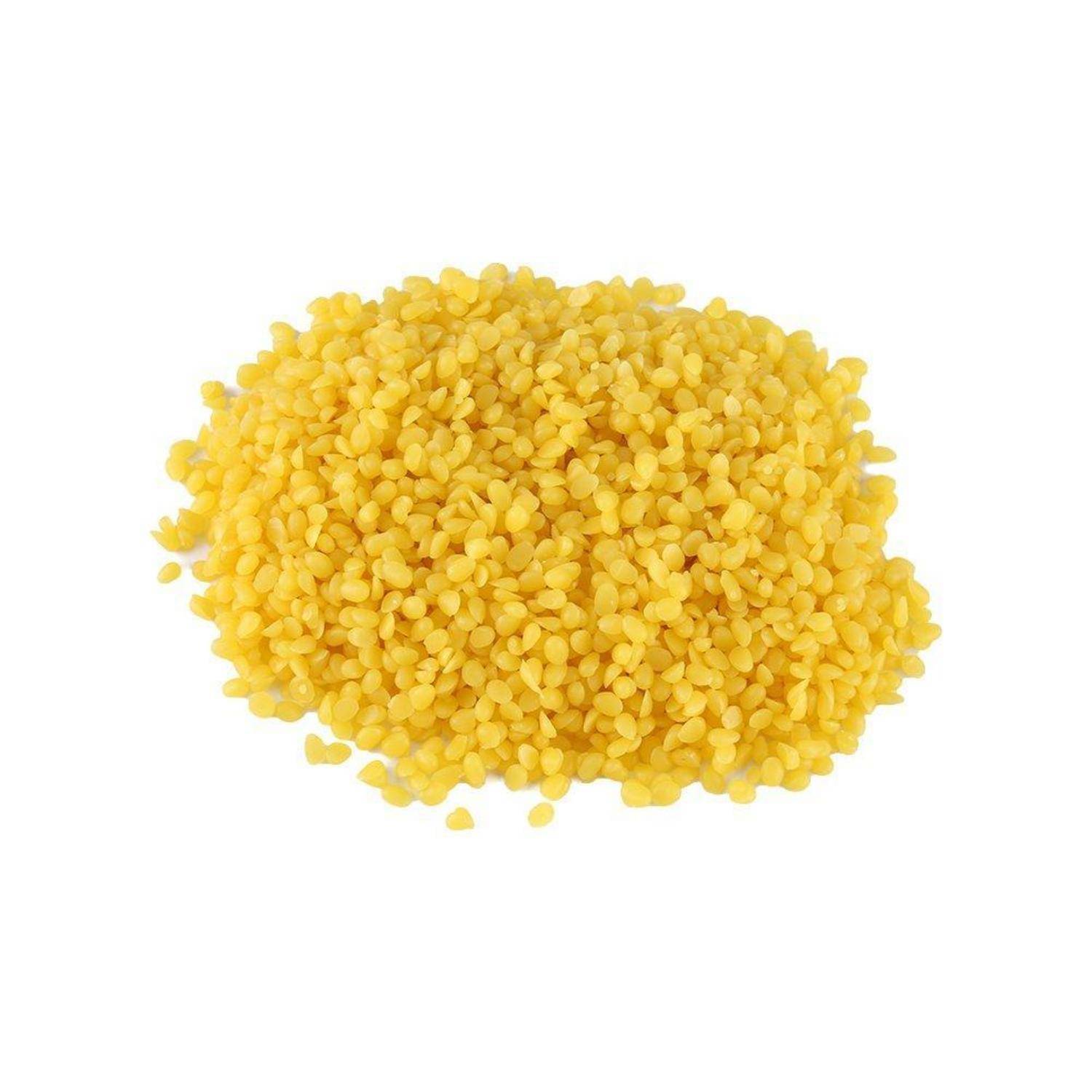 Haufen kleine gelbe körnerförmige Samen isoliert auf weißem Hintergrund.